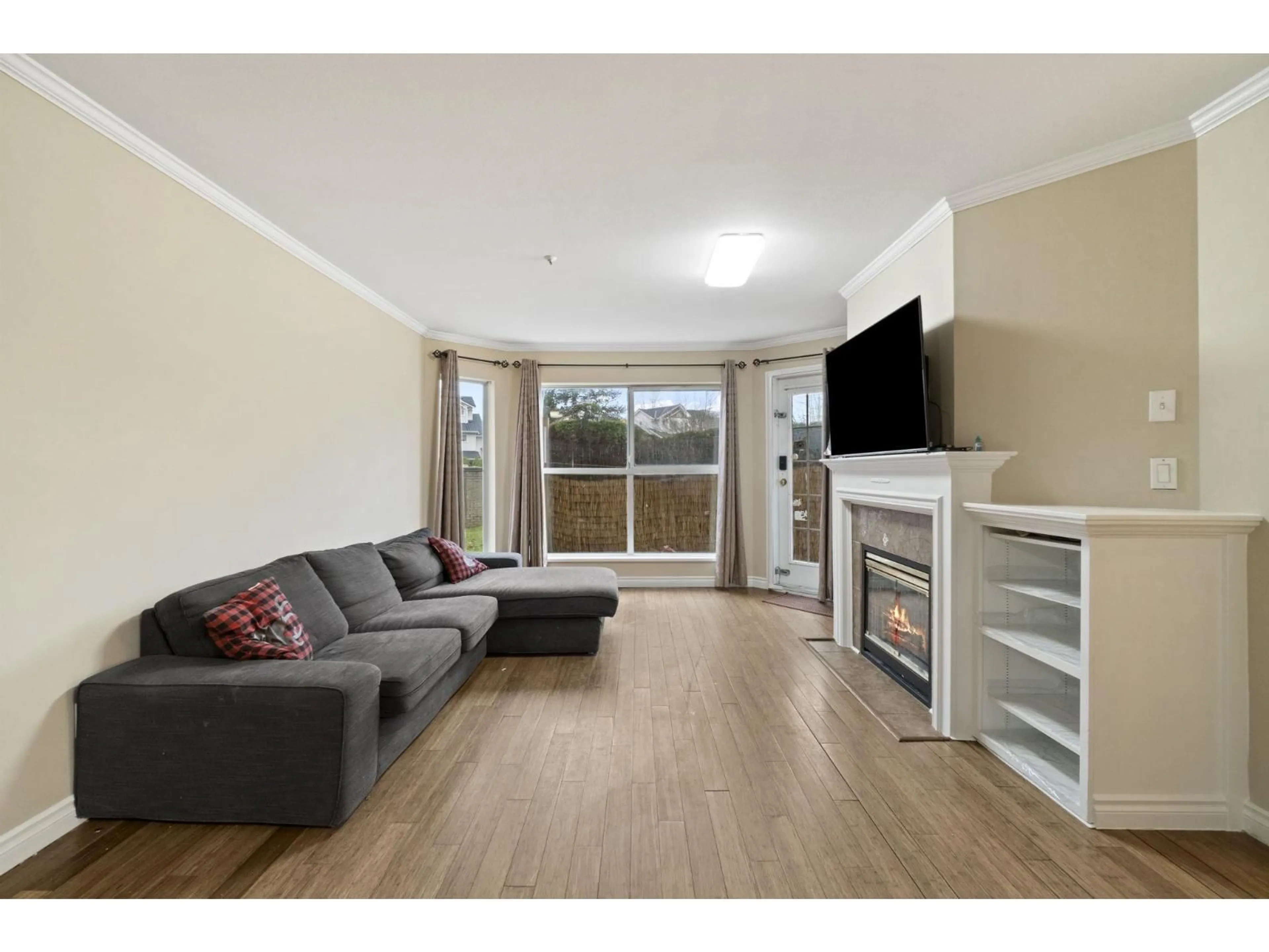 Living room with furniture, wood/laminate floor for 103 - 7435 121A STREET, Surrey British Columbia V3W0W8