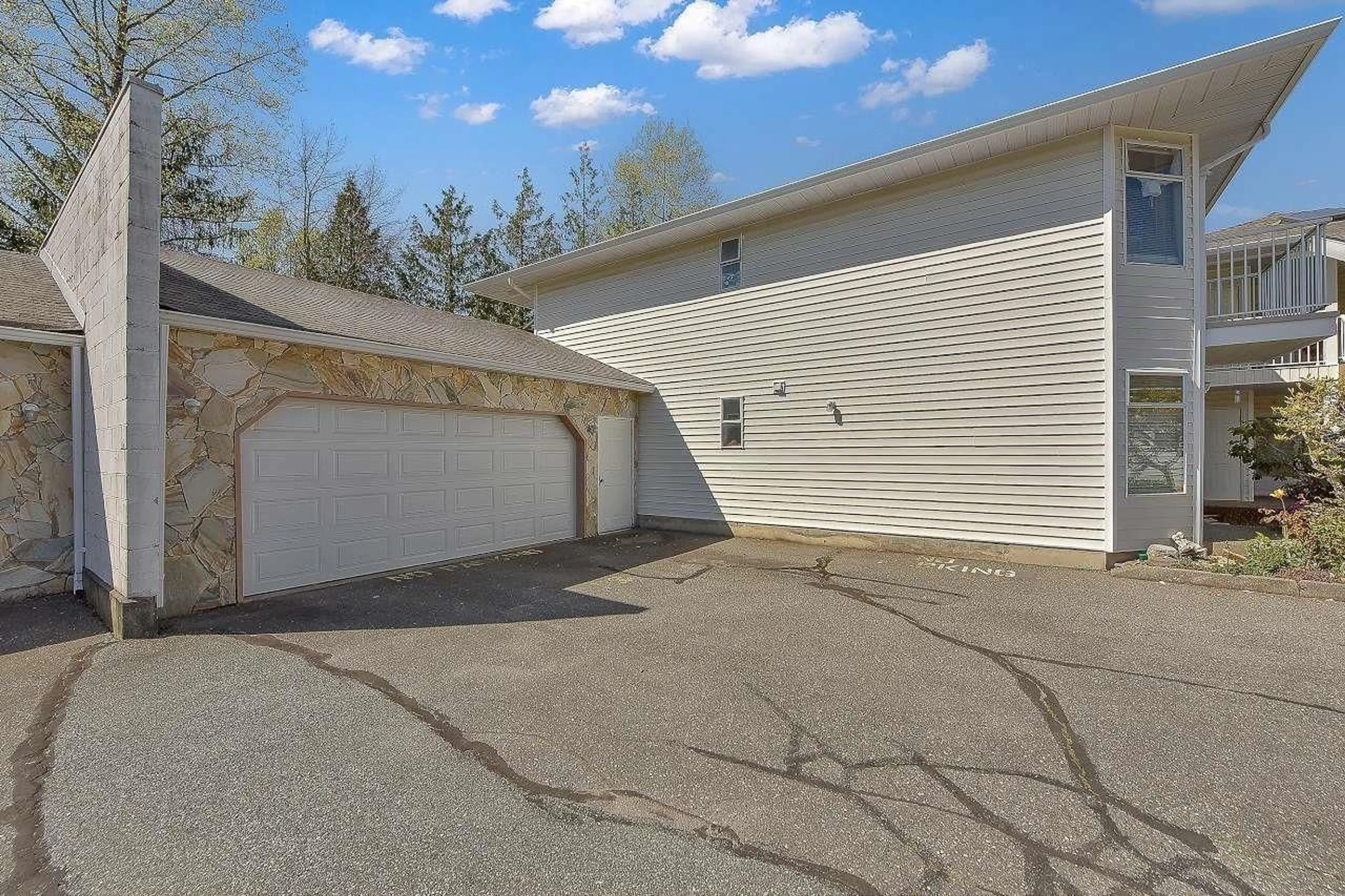 Indoor garage for 204 - 7156 121 STREET, Surrey British Columbia V3W0J6