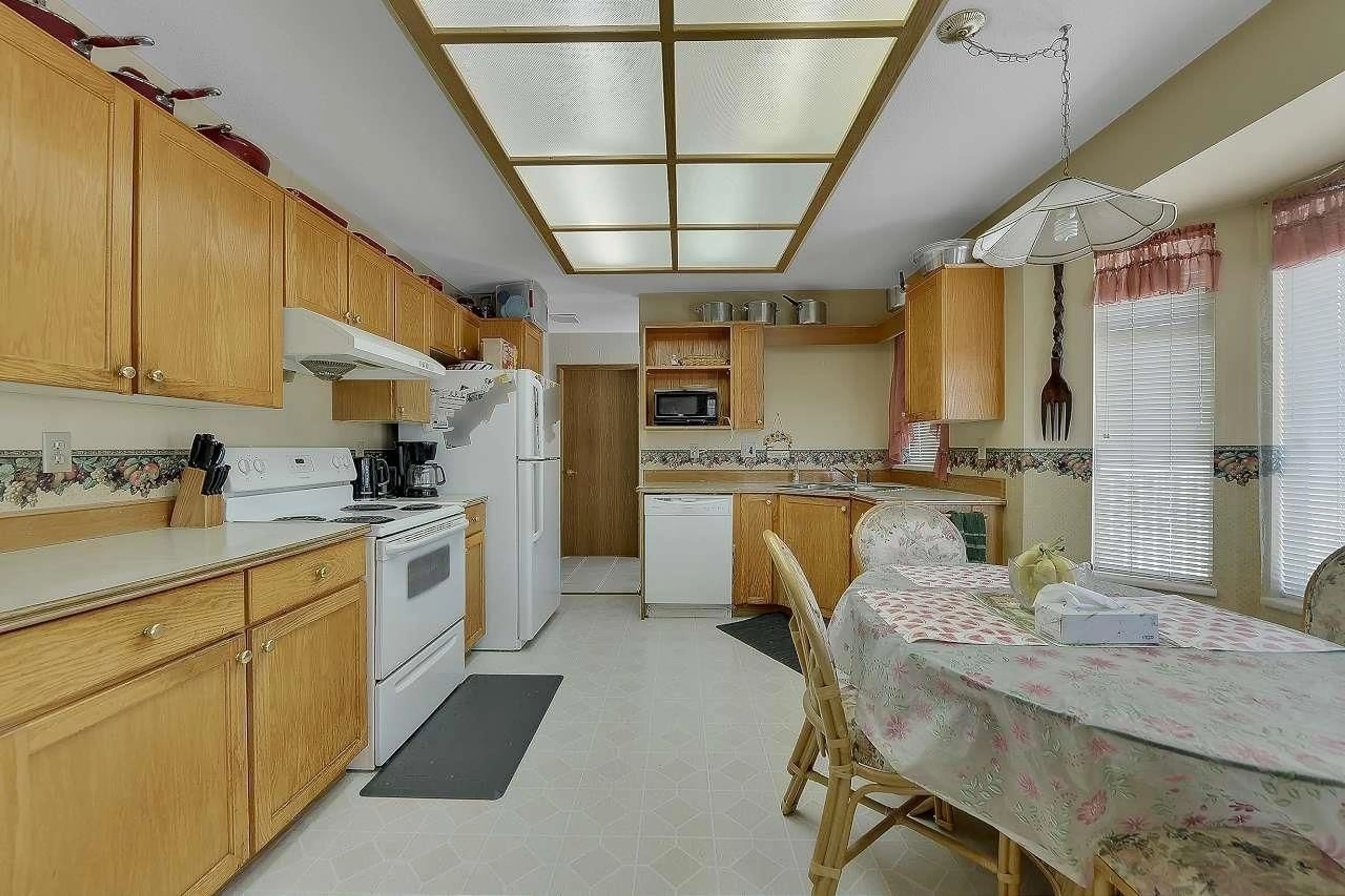 Standard kitchen, ceramic/tile floor for 204 - 7156 121 STREET, Surrey British Columbia V3W0J6