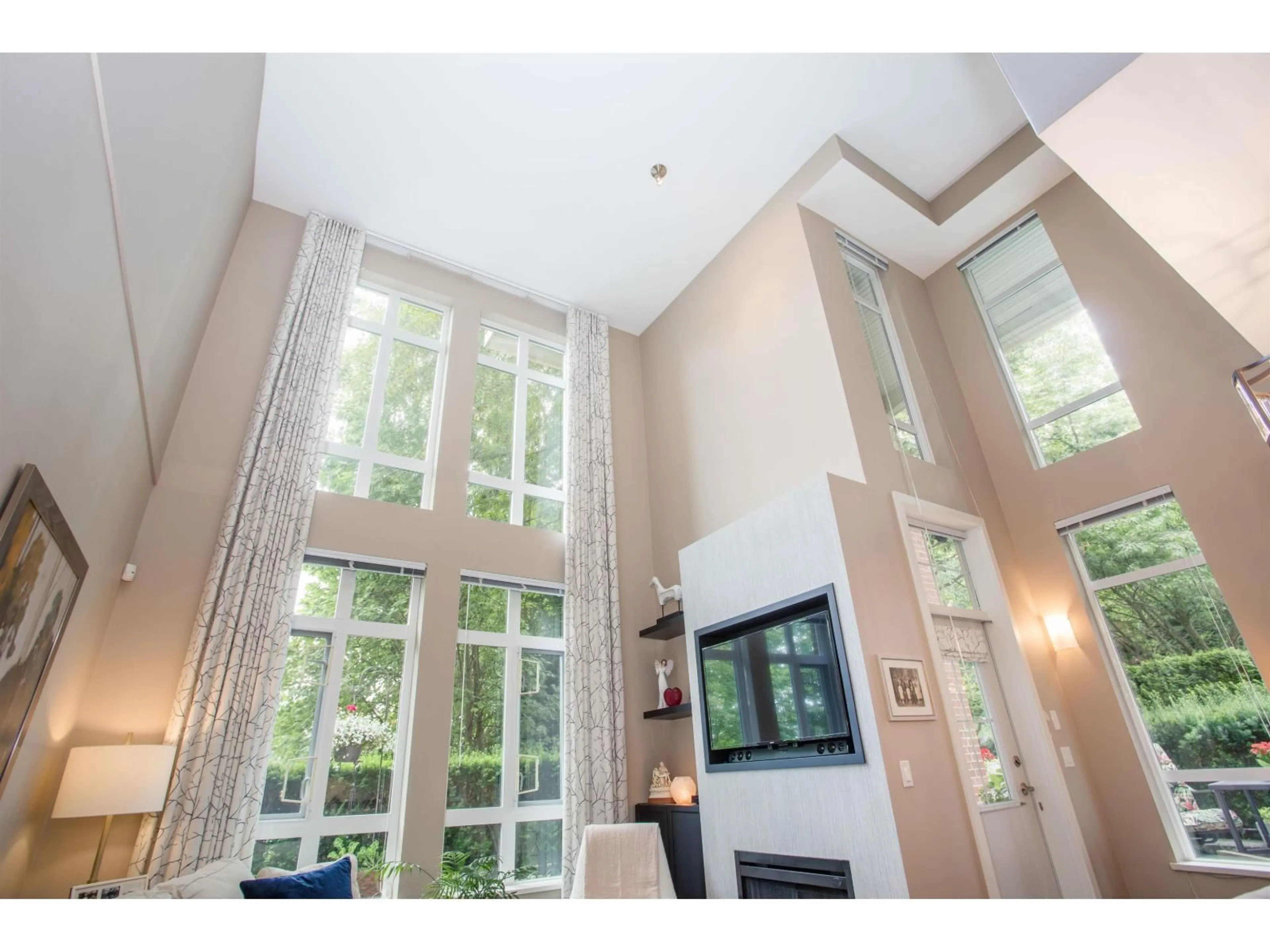 Indoor foyer for 156 - 2950 KING GEORGE BOULEVARD, Surrey British Columbia V4P0E5