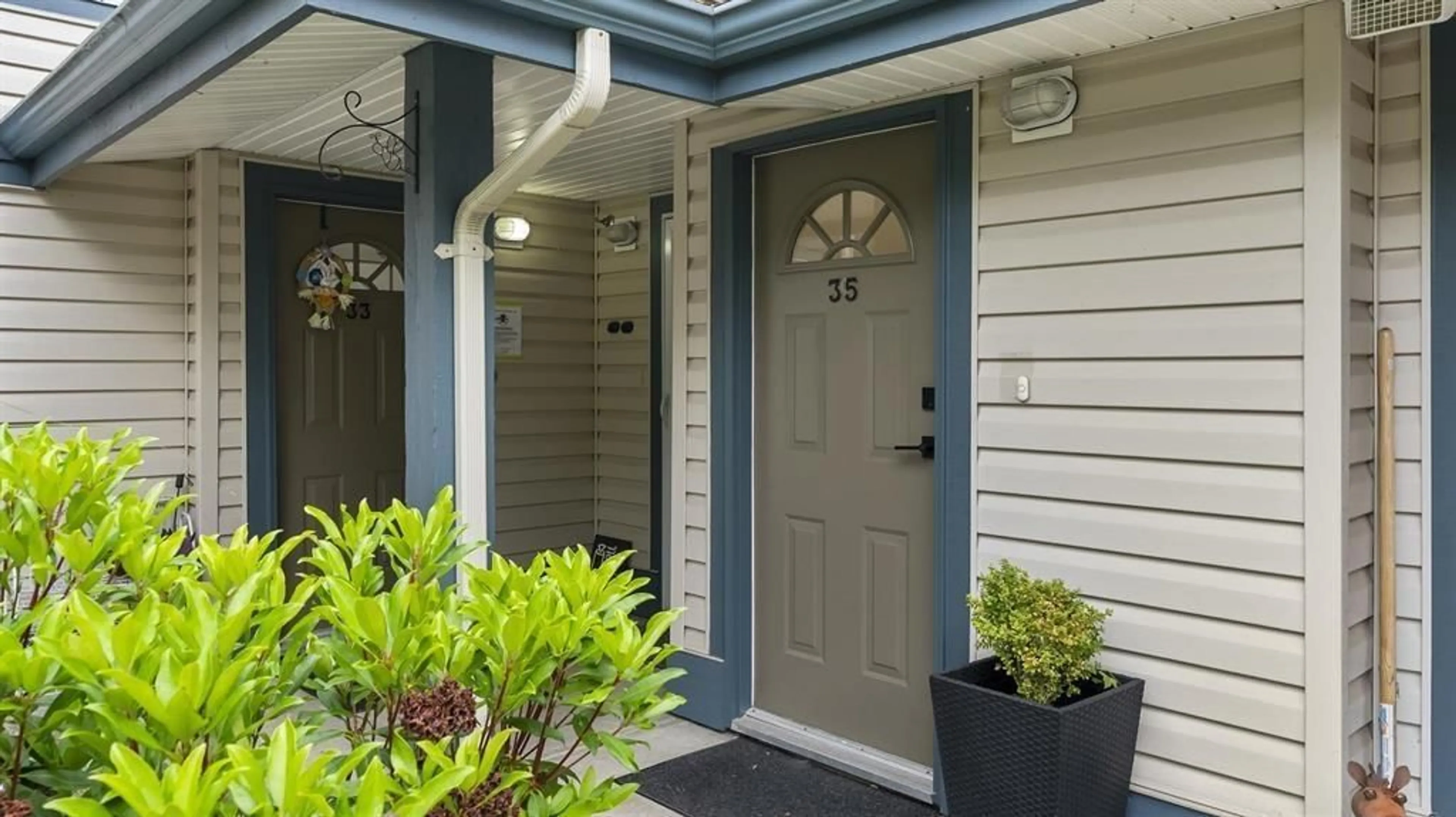 Indoor entryway for 35 - 5668 208 STREET, Langley British Columbia V3A8G4