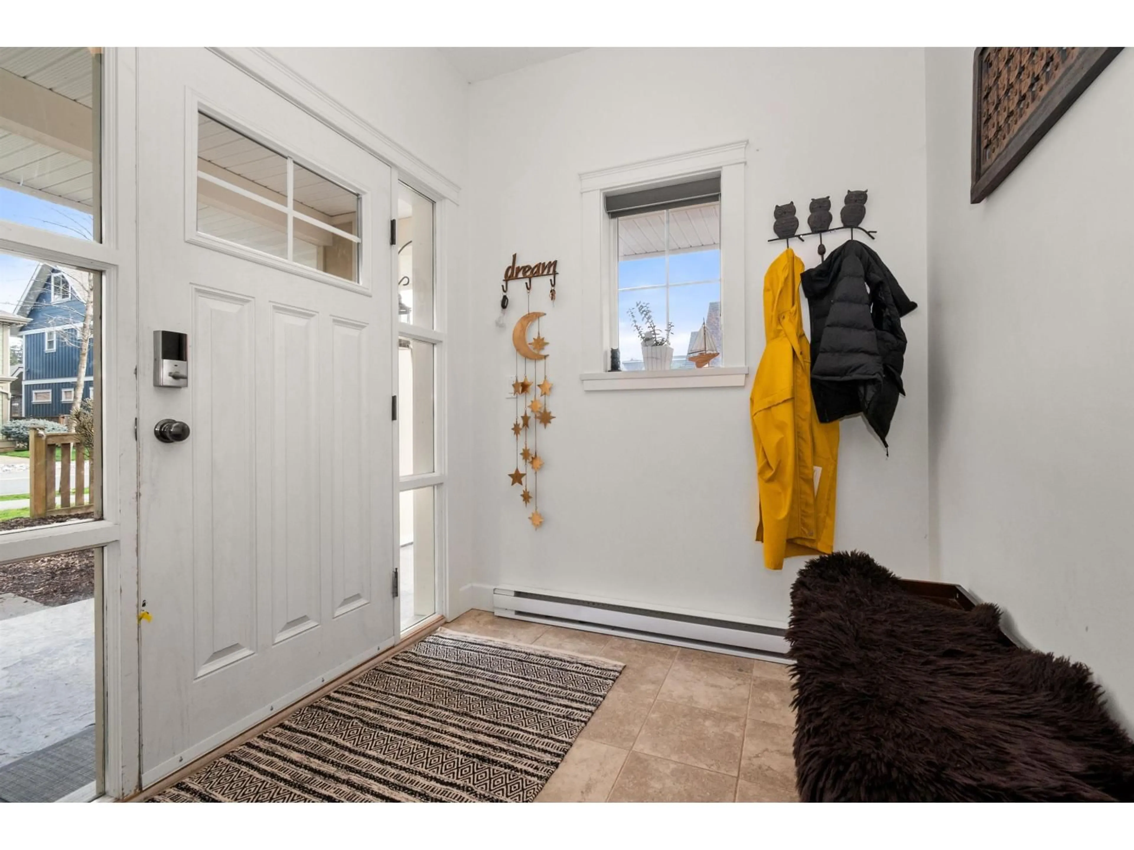 Indoor entryway for 43 - 45290 SOOWAHLIE CRESCENT, Chilliwack British Columbia V2R0S6