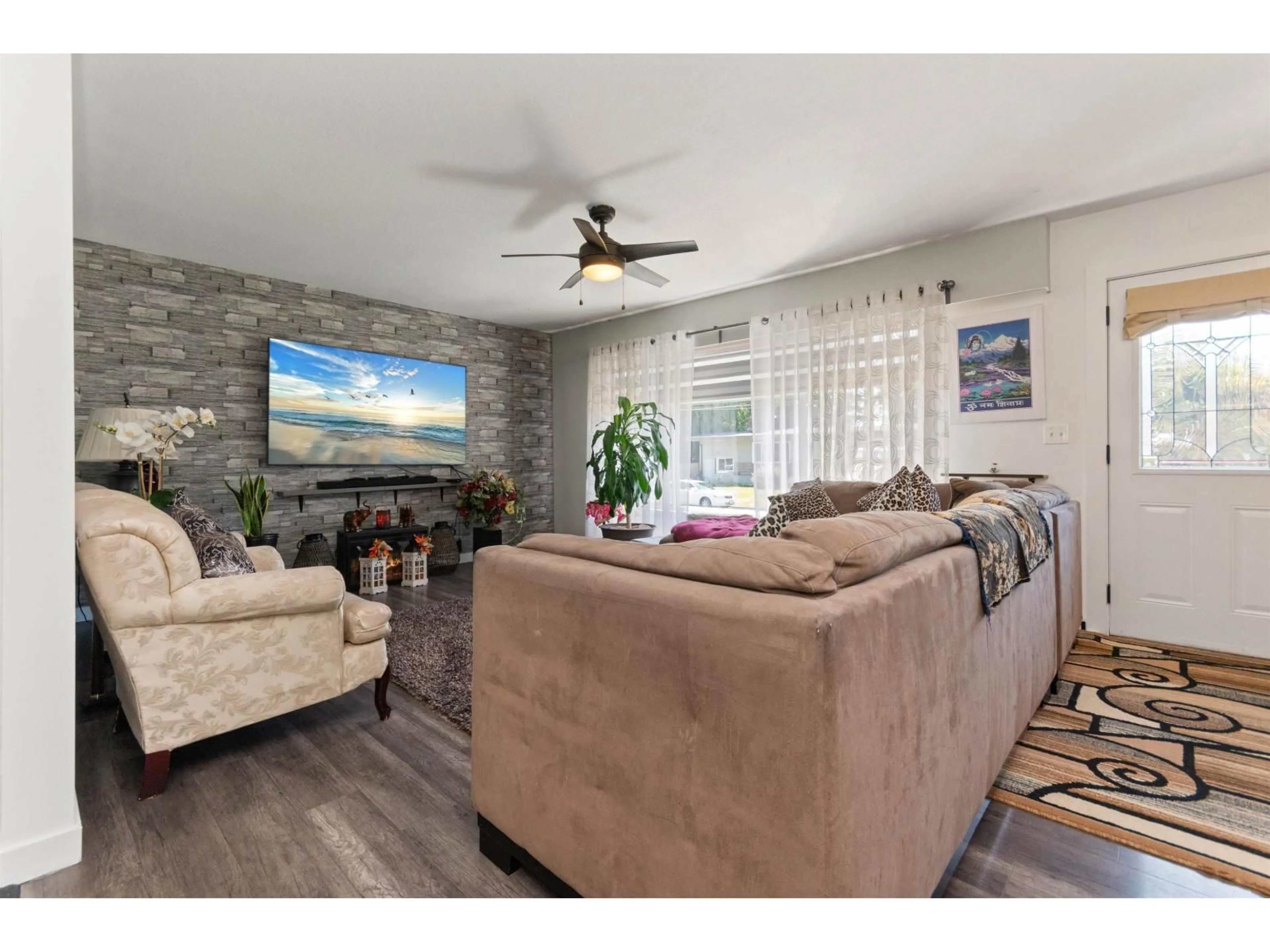 Living room with furniture, unknown for 8550 NORMAN CRESCENT, Chilliwack British Columbia V2P5C6