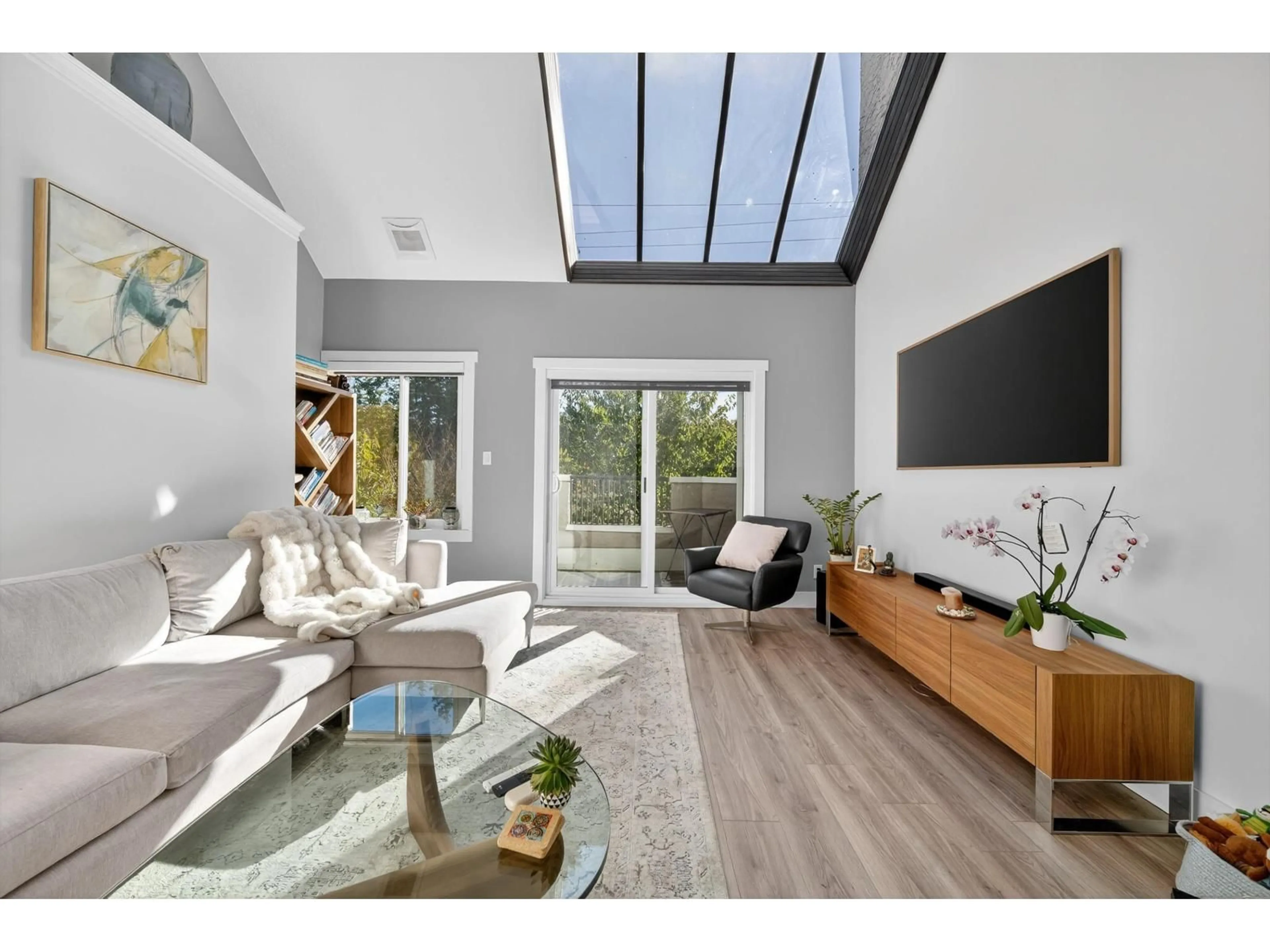 Living room with furniture, unknown for 11 - 15971 MARINE DRIVE, White Rock British Columbia V4B1G1