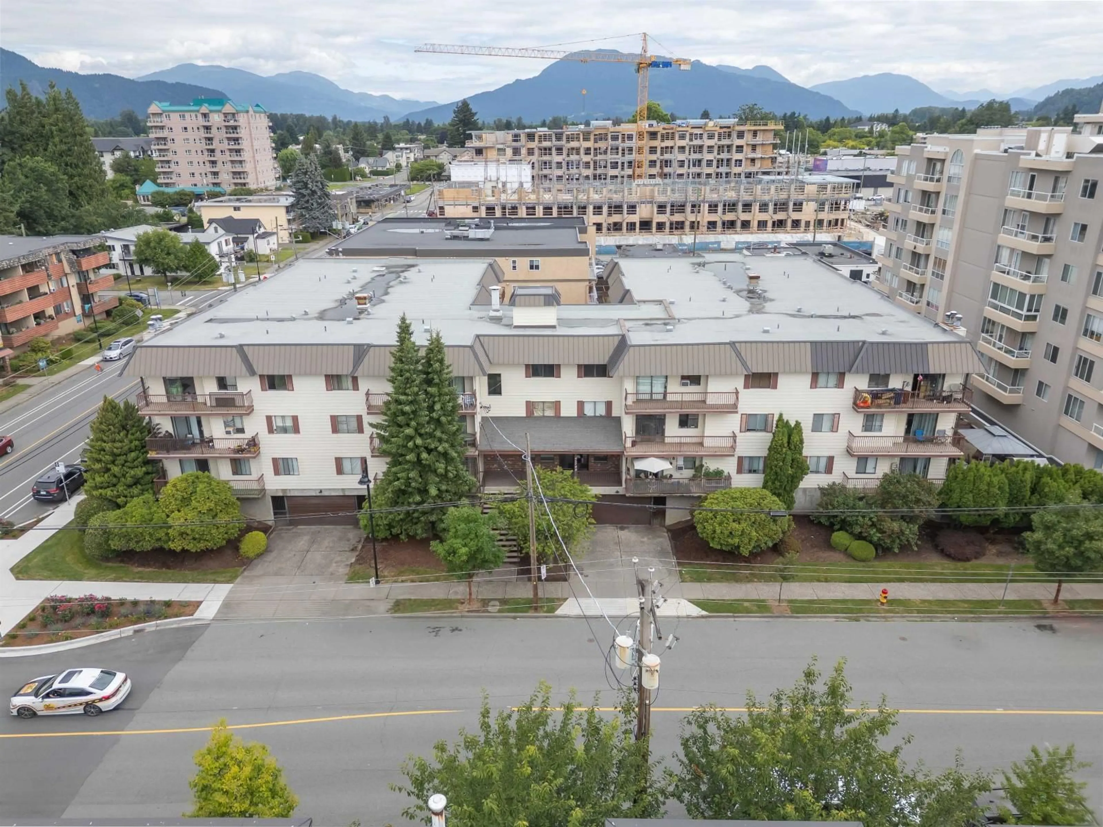A pic from outside/outdoor area/front of a property/back of a property/a pic from drone, mountain view for 205 - 45749 SPADINA AVENUE, Chilliwack British Columbia V2P1T5