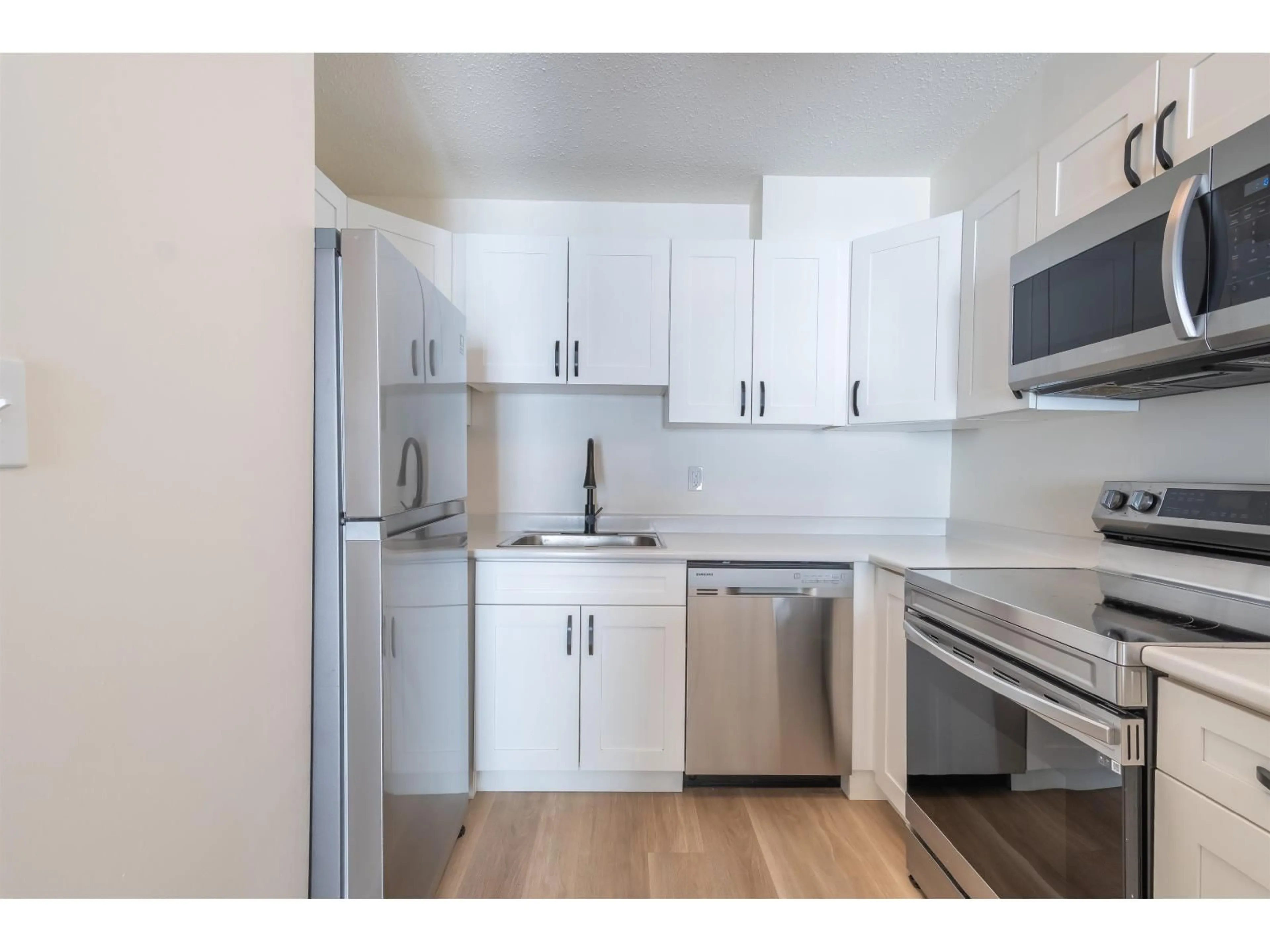 Standard kitchen, wood/laminate floor for 205 - 45749 SPADINA AVENUE, Chilliwack British Columbia V2P1T5