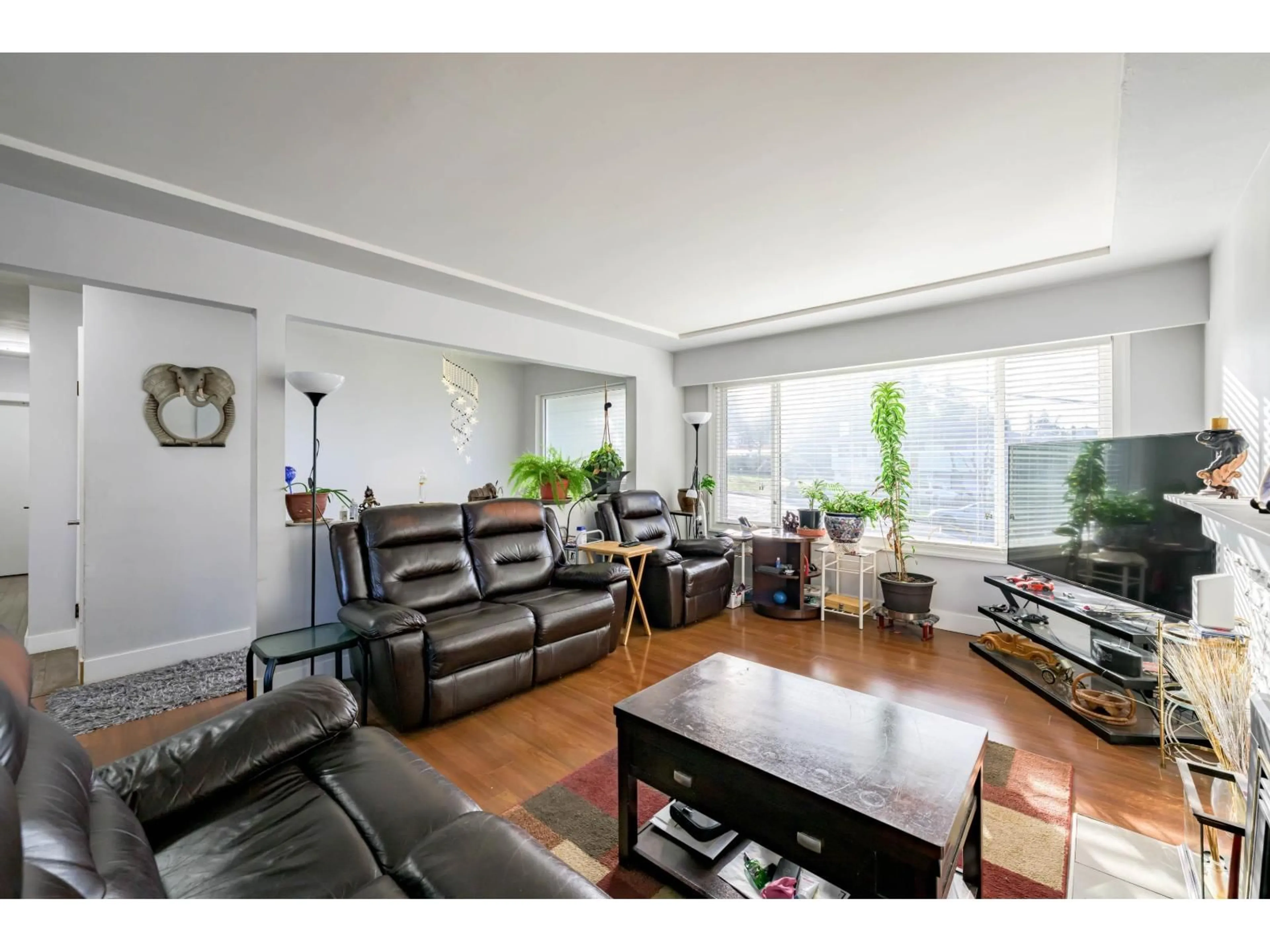 Living room with furniture, wood/laminate floor for 11181 90 AVENUE, Delta British Columbia V4C3H1