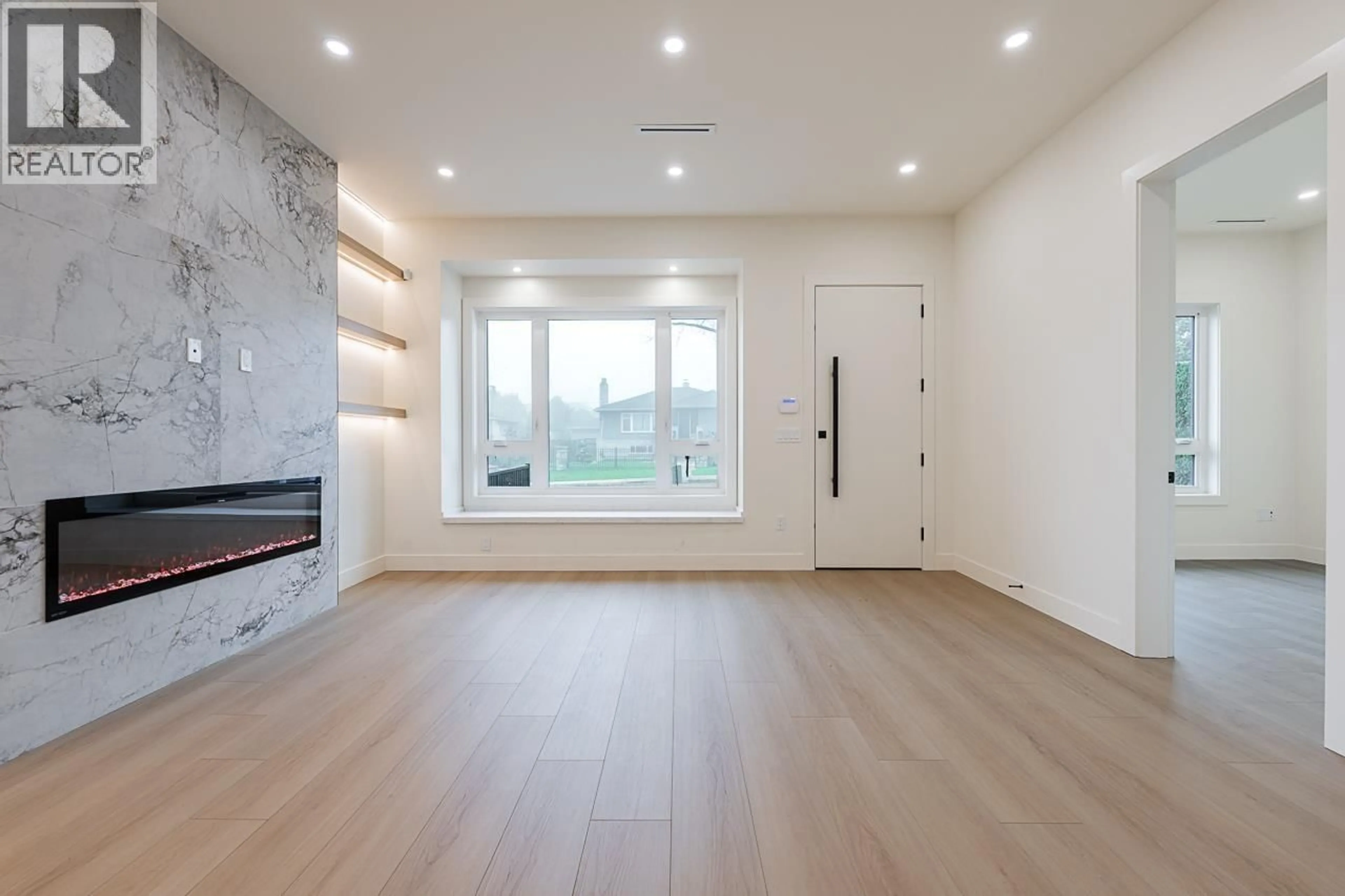 Unknown for 2 - 6554 CHARLES STREET, Burnaby British Columbia V5B2H1