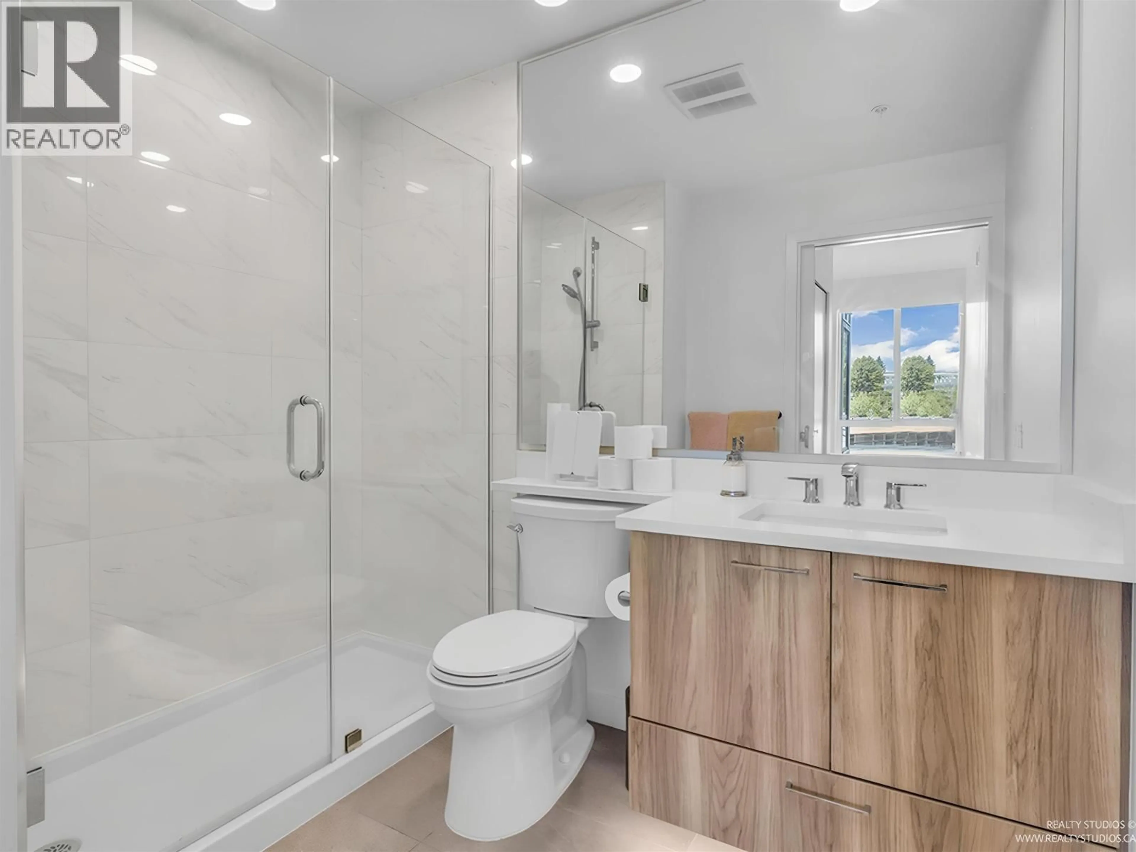 Contemporary bathroom, ceramic/tile floor for 307 - 7599 15 STREET, Burnaby British Columbia V3N0H9