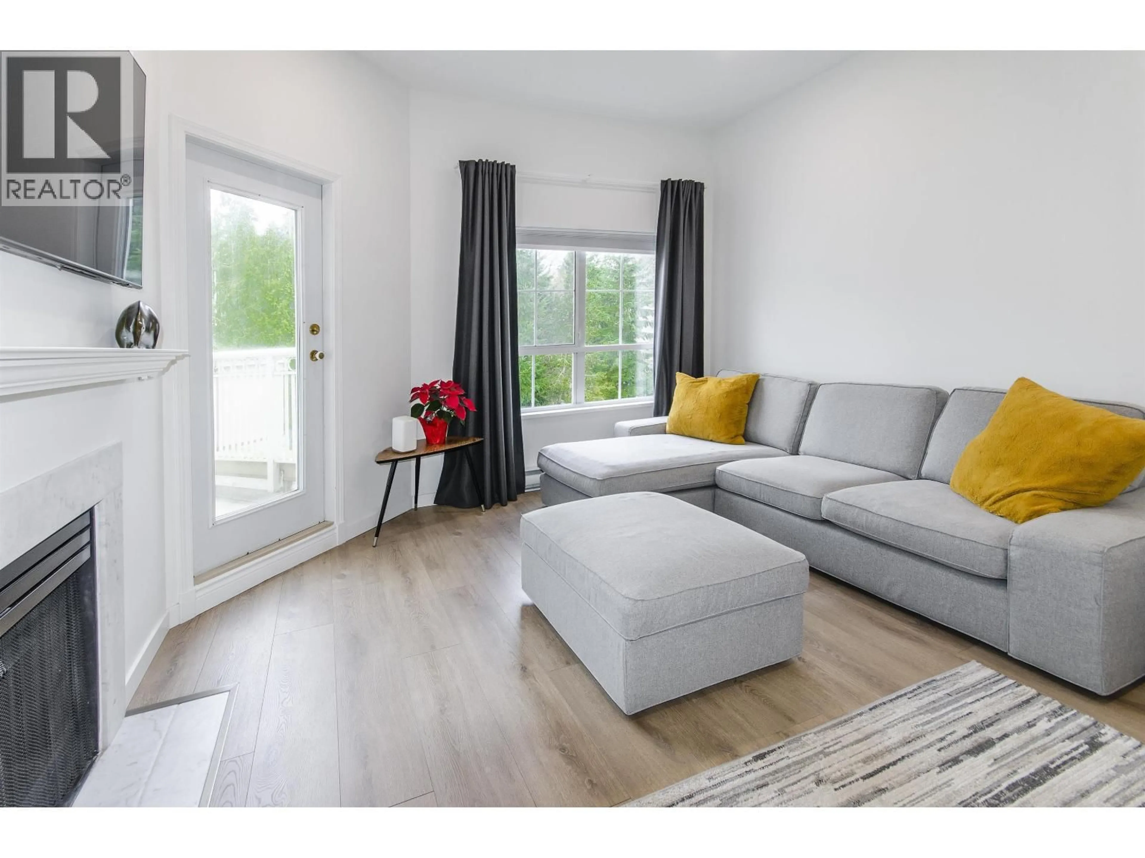 Living room with furniture, wood/laminate floor for 406 - 2975 PRINCESS CRESCENT, Coquitlam British Columbia V3B7N3