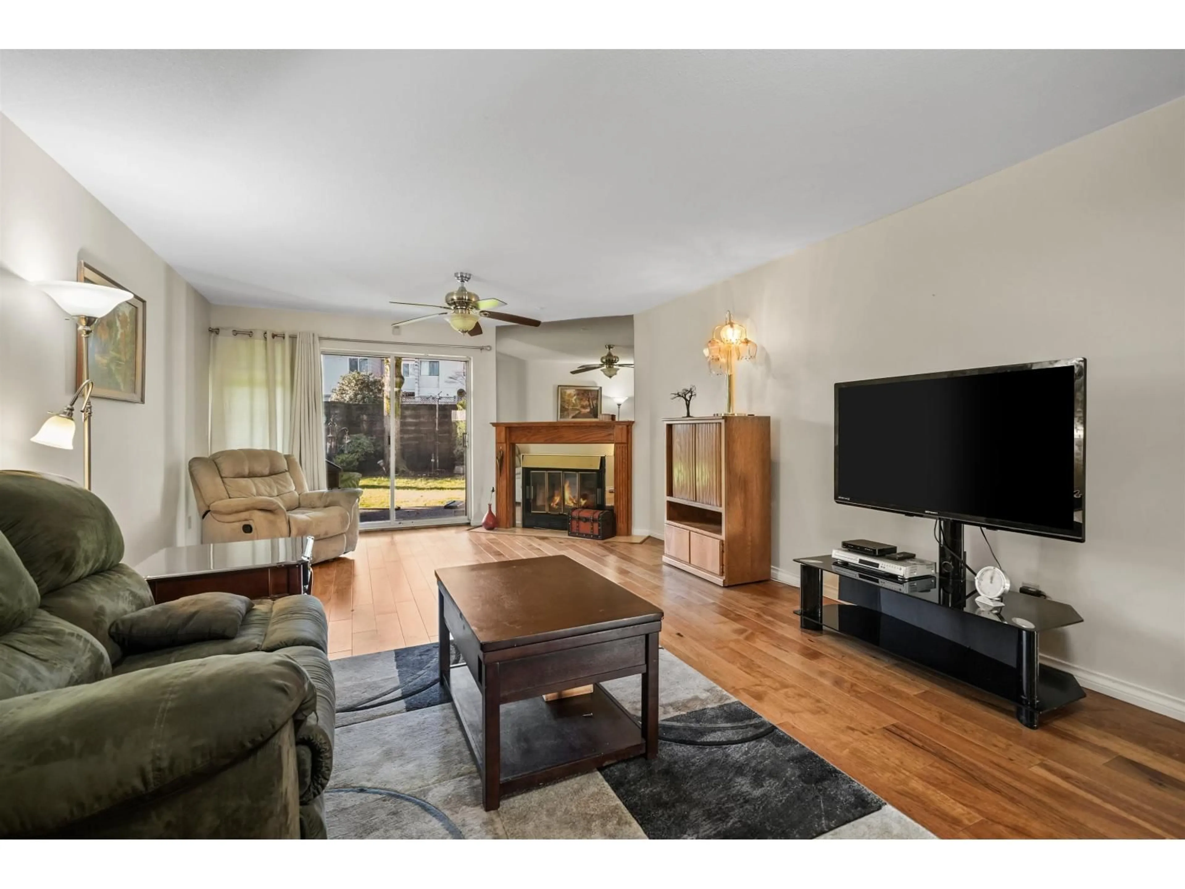 Living room with furniture, wood/laminate floor for 126 - 10584 153 STREET, Surrey British Columbia V3R9V1