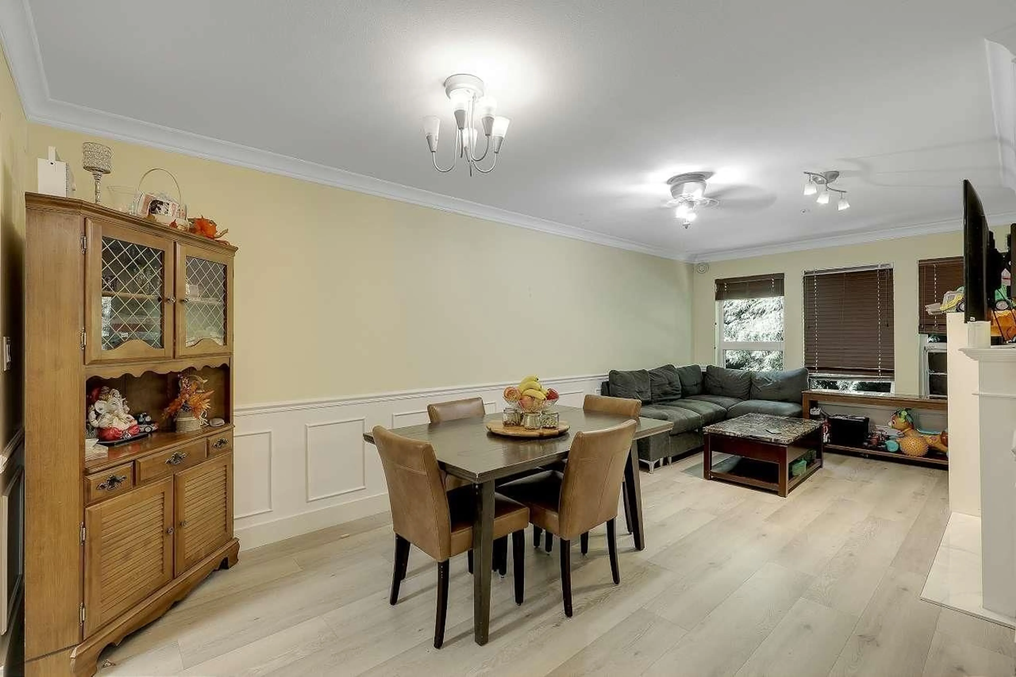 Dining room, wood/laminate floor for 309 - 9626 148 STREET, Surrey British Columbia V3R0W2