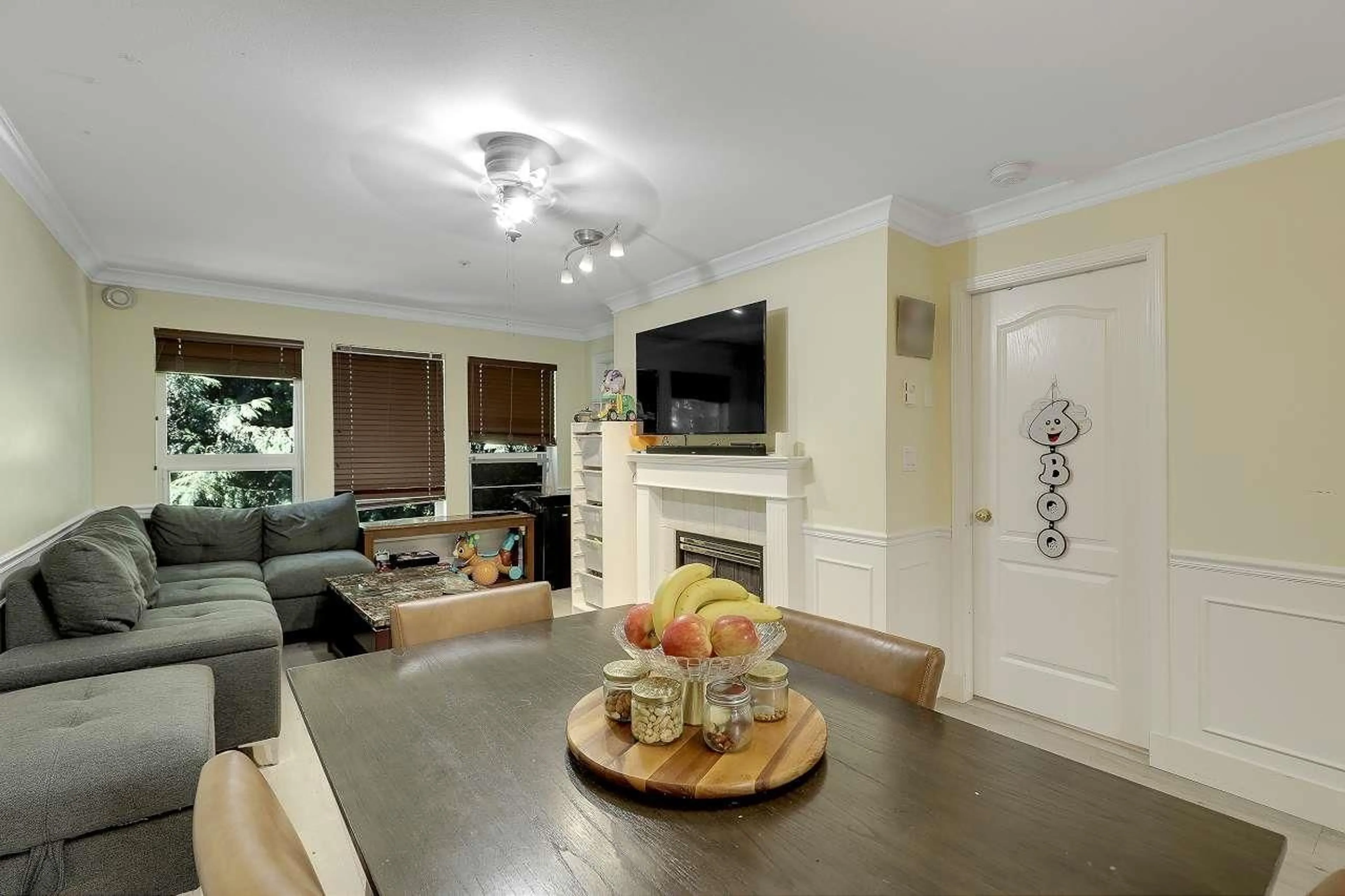 Living room with furniture, wood/laminate floor for 309 - 9626 148 STREET, Surrey British Columbia V3R0W2