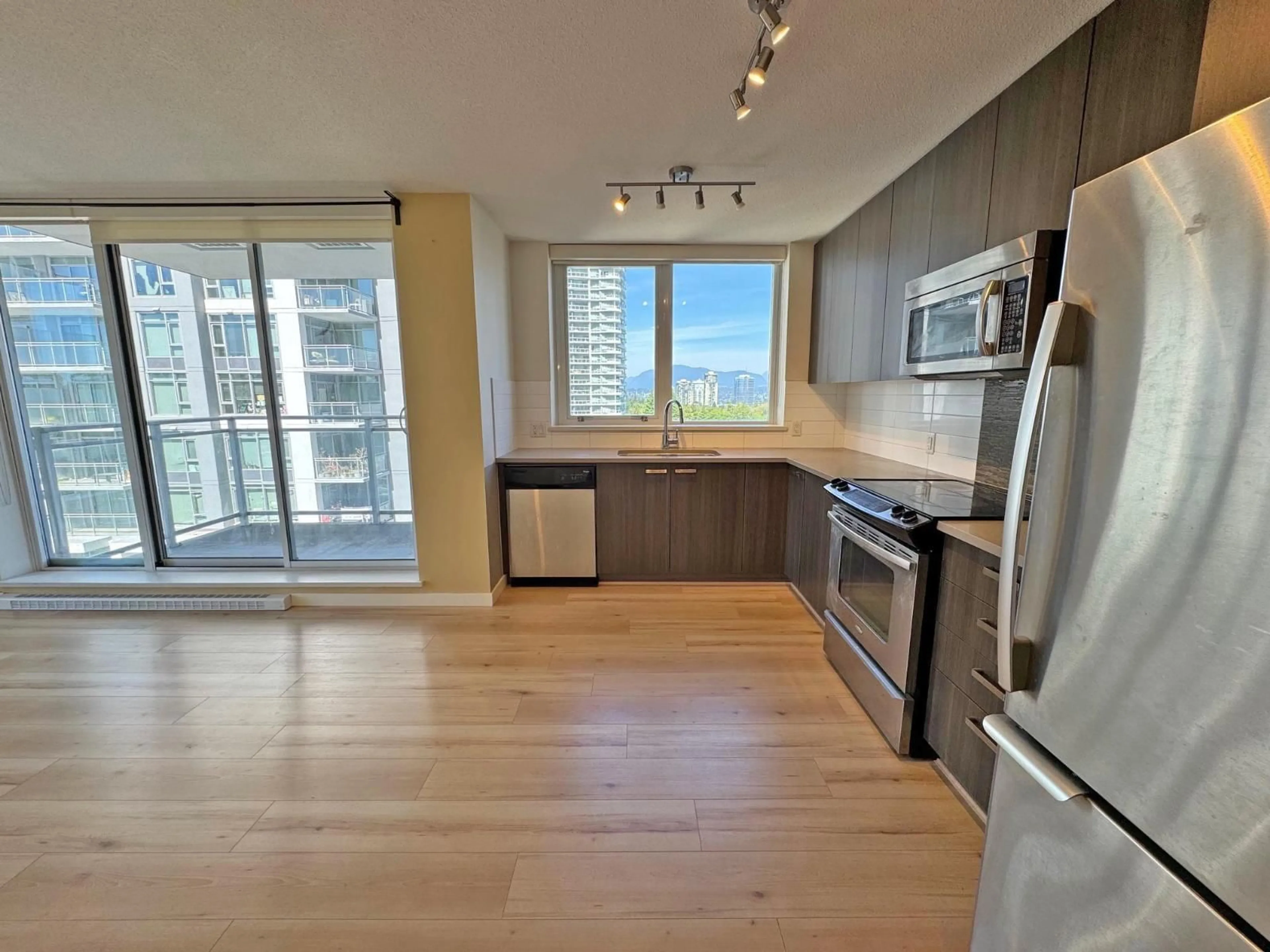 Open concept kitchen, wood/laminate floor for 802 - 13325 102A AVENUE, Surrey British Columbia V3T0J5