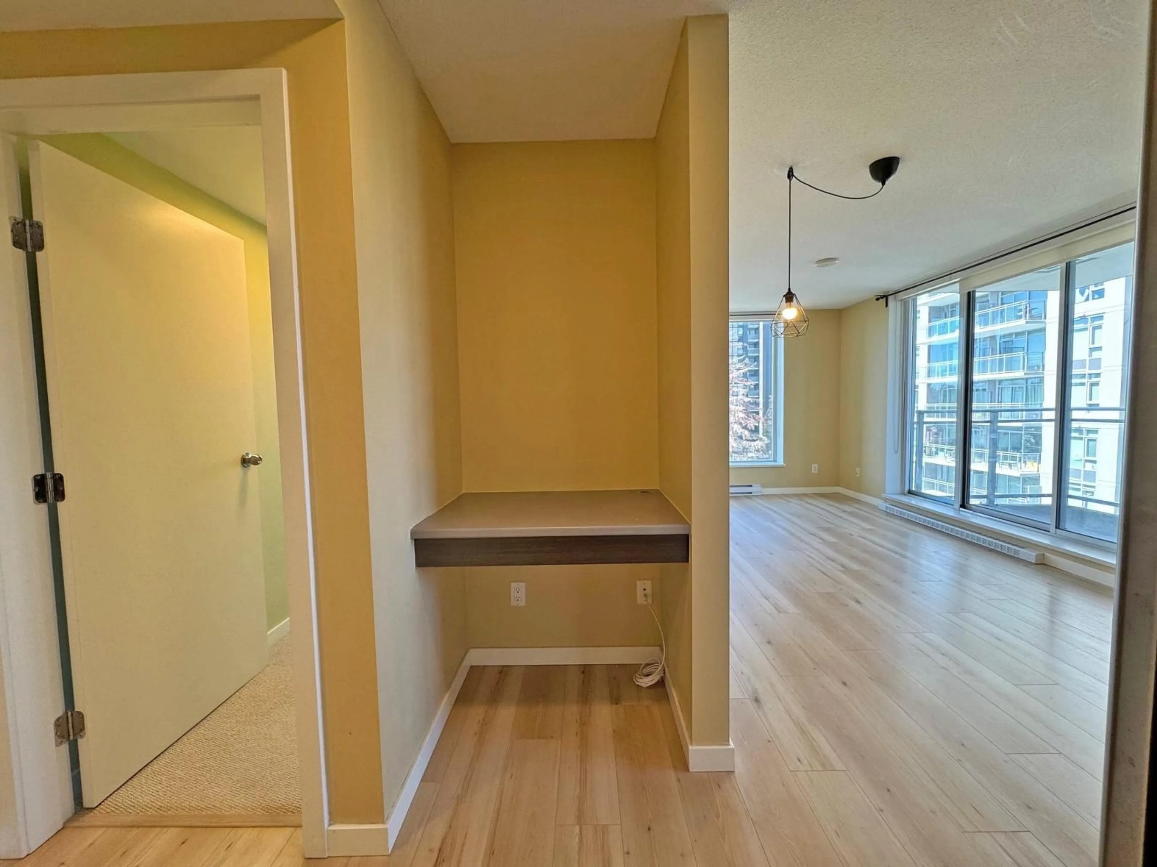 Indoor entryway for 802 - 13325 102A AVENUE, Surrey British Columbia V3T0J5