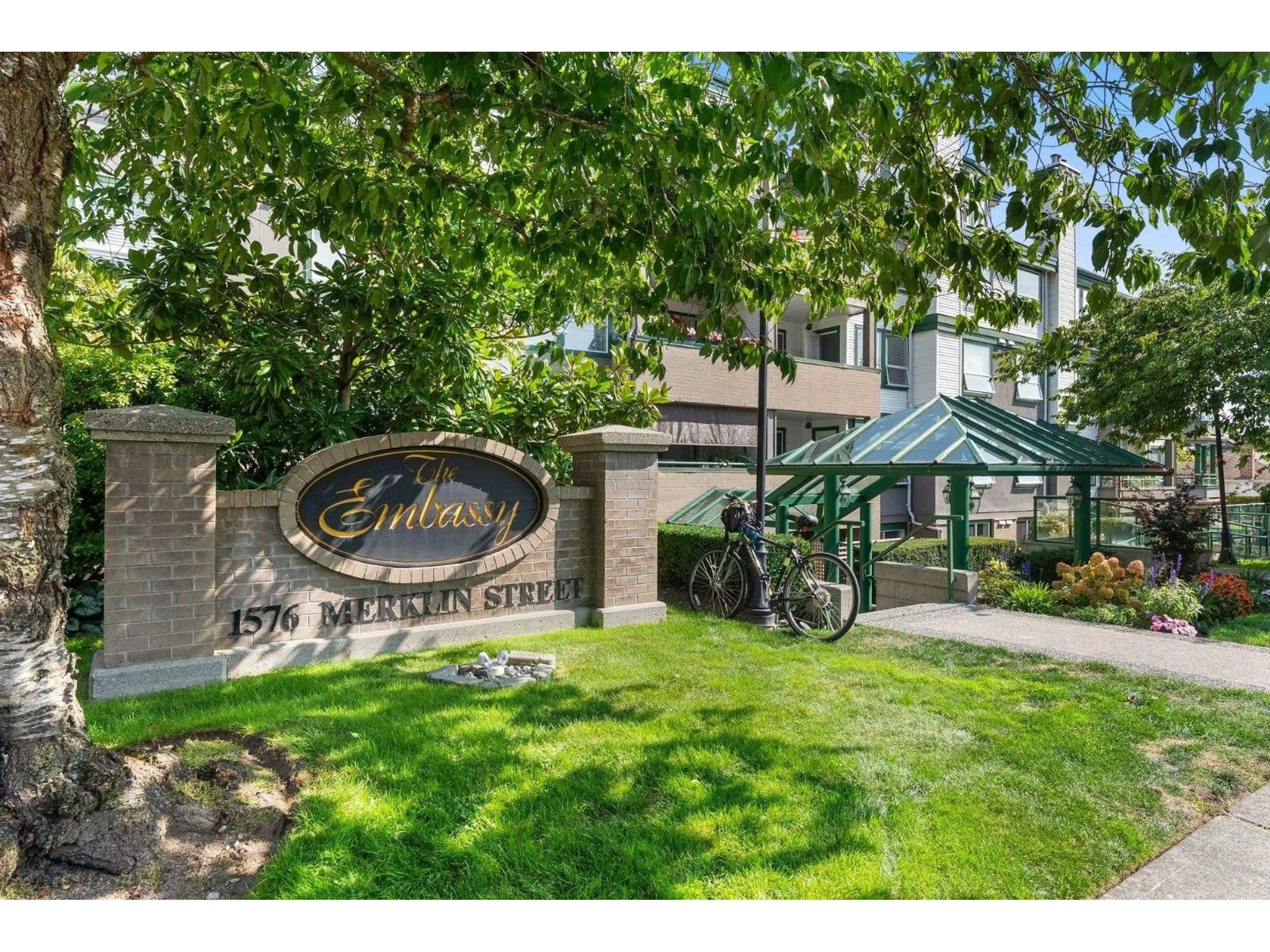 Indoor foyer for 404 - 1576 MERKLIN STREET, White Rock British Columbia V4B5K2