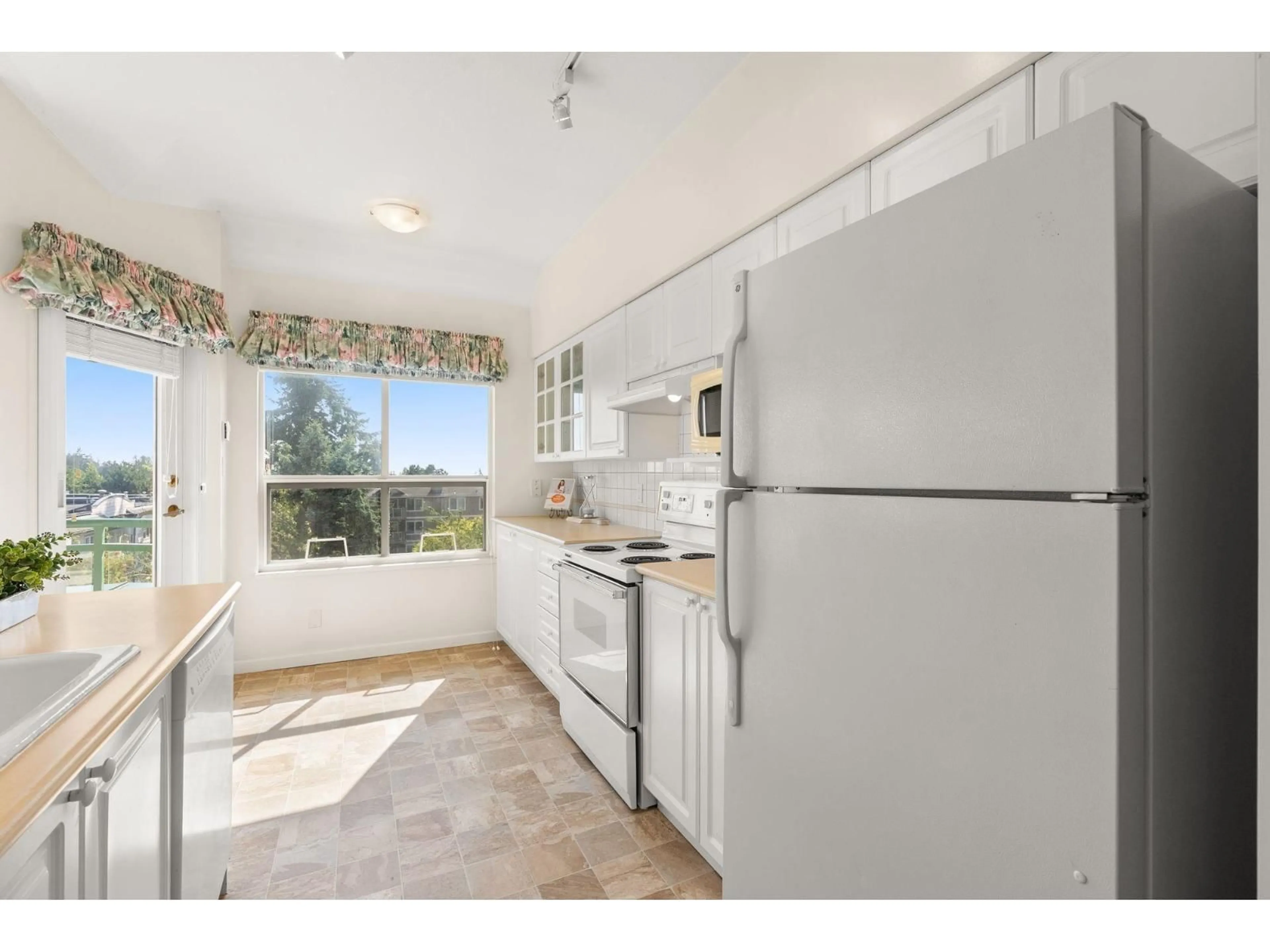 Standard kitchen, unknown for 404 - 1576 MERKLIN STREET, White Rock British Columbia V4B5K2