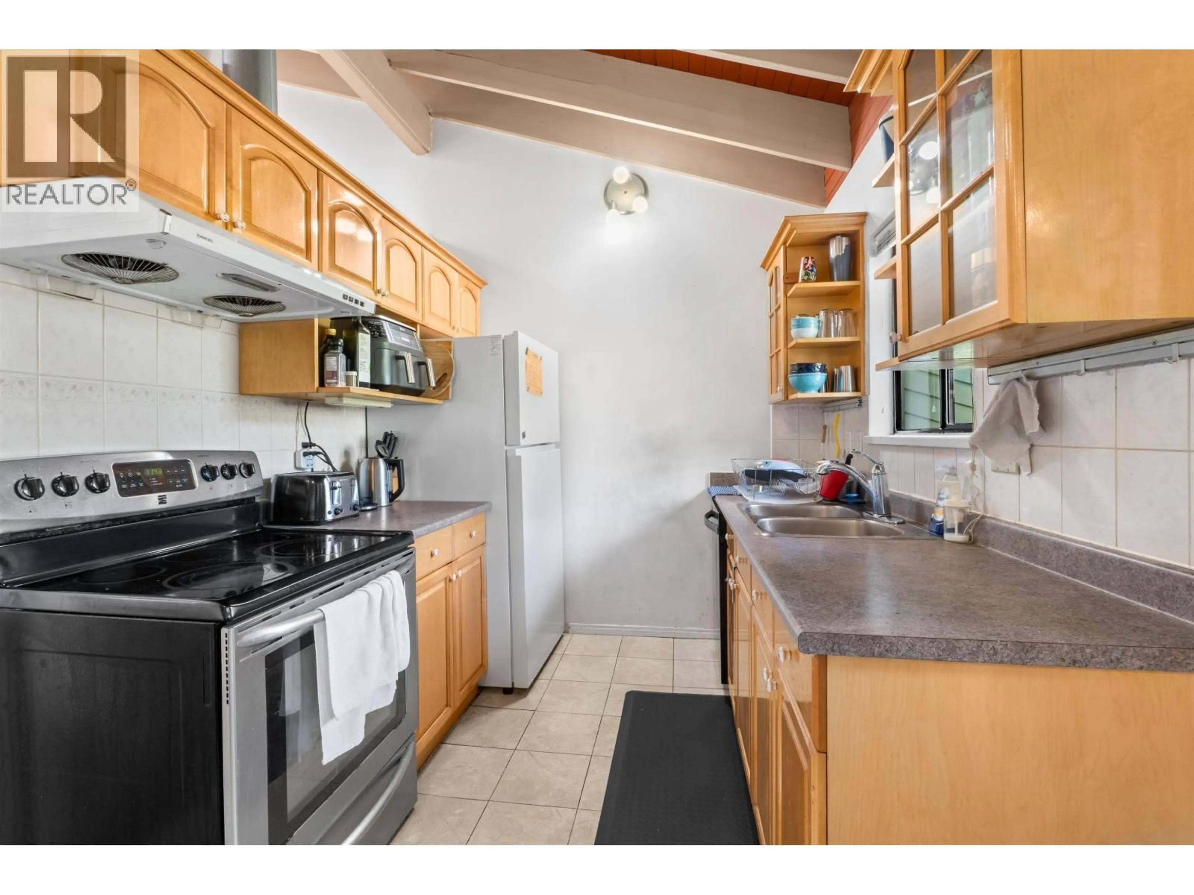 Standard kitchen, ceramic/tile floor for 2690 KINGSFORD AVENUE, Burnaby British Columbia V5B4L6