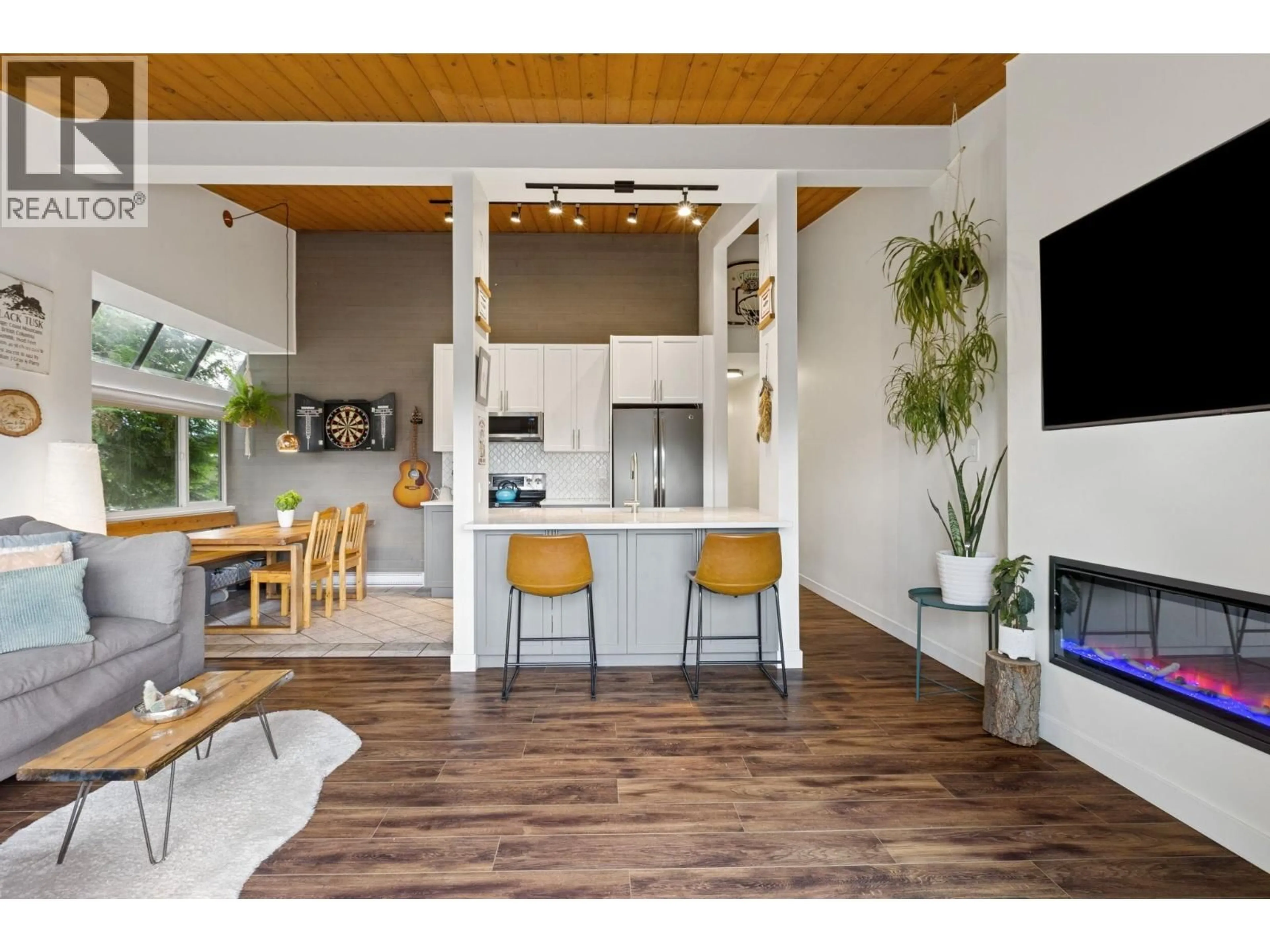 Open concept kitchen, unknown for 302 - 146 18TH STREET, North Vancouver British Columbia V7L2X5