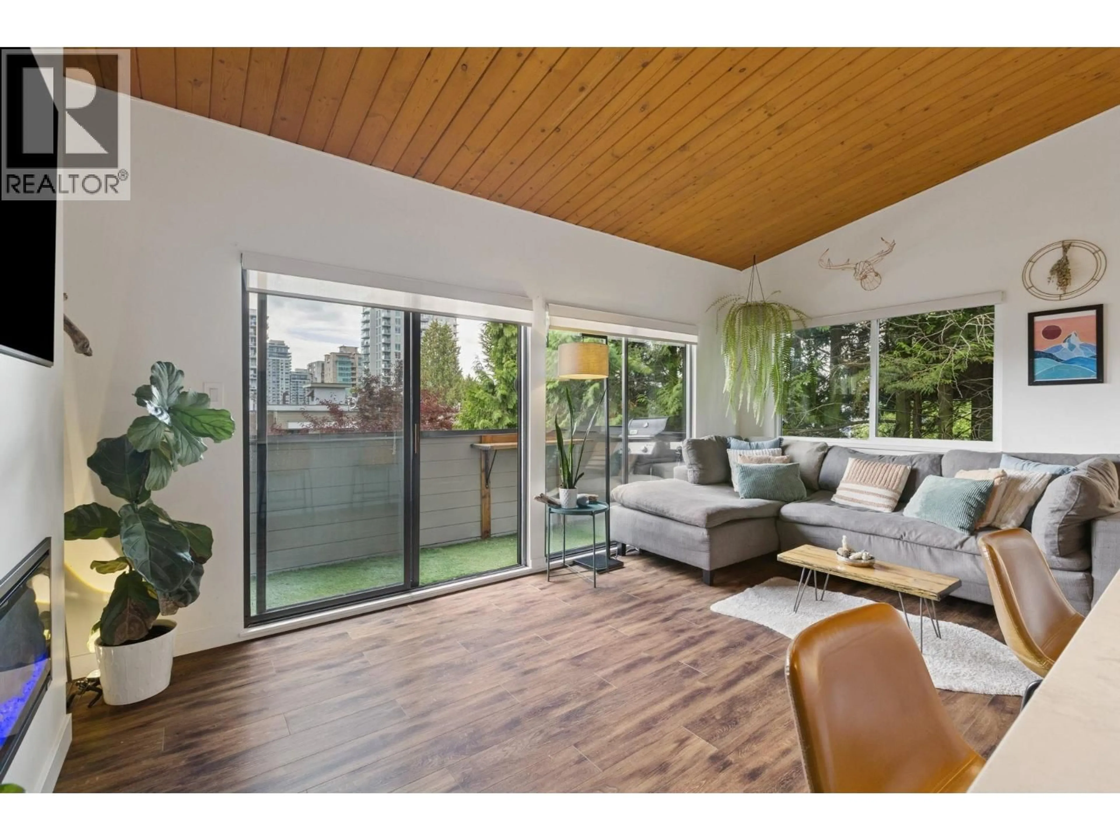 Living room with furniture, wood/laminate floor for 302 - 146 18TH STREET, North Vancouver British Columbia V7L2X5