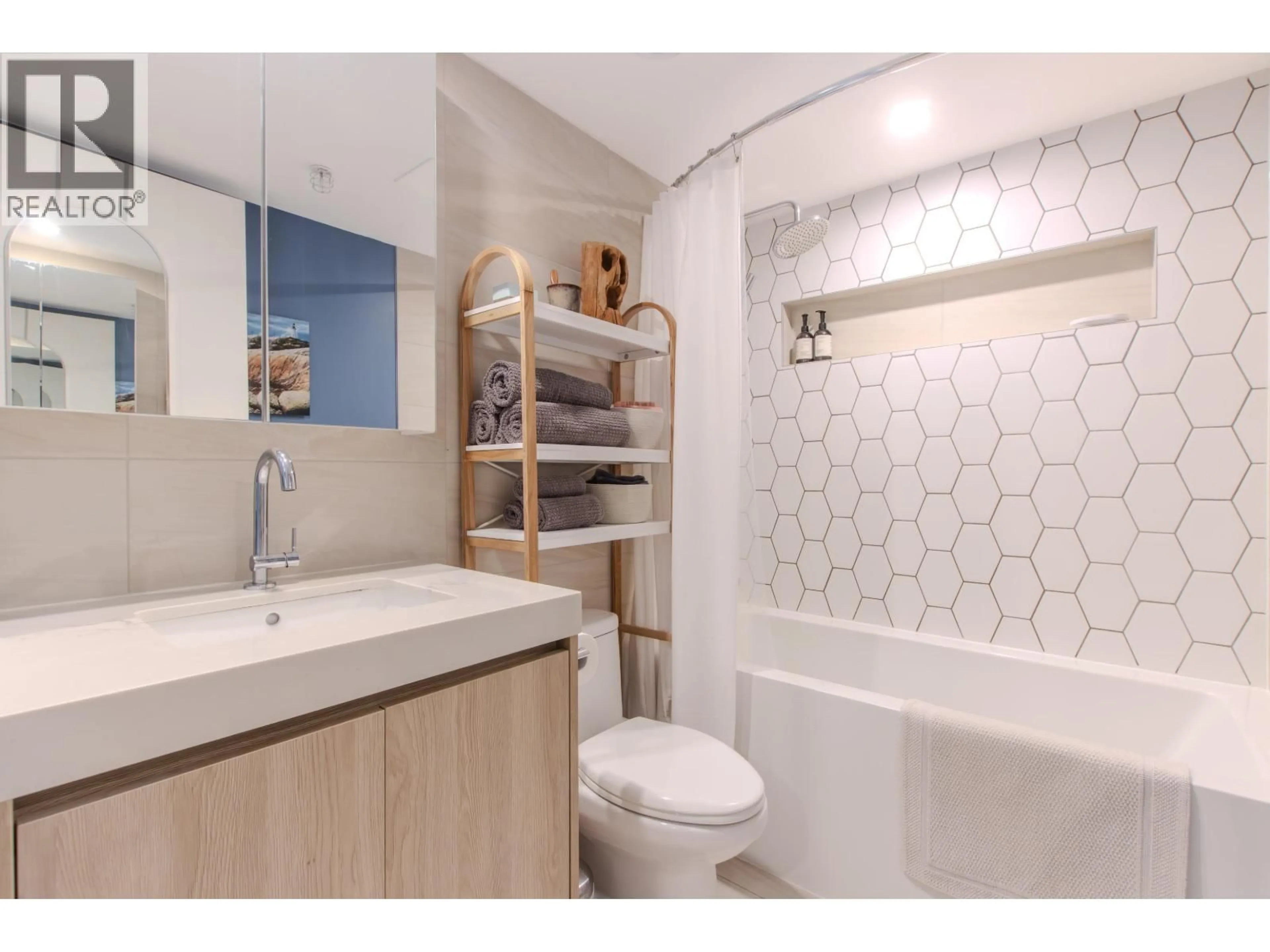 Standard bathroom, ceramic/tile floor for 428 - 38362 BUCKLEY AVENUE, Squamish British Columbia V8B0J8