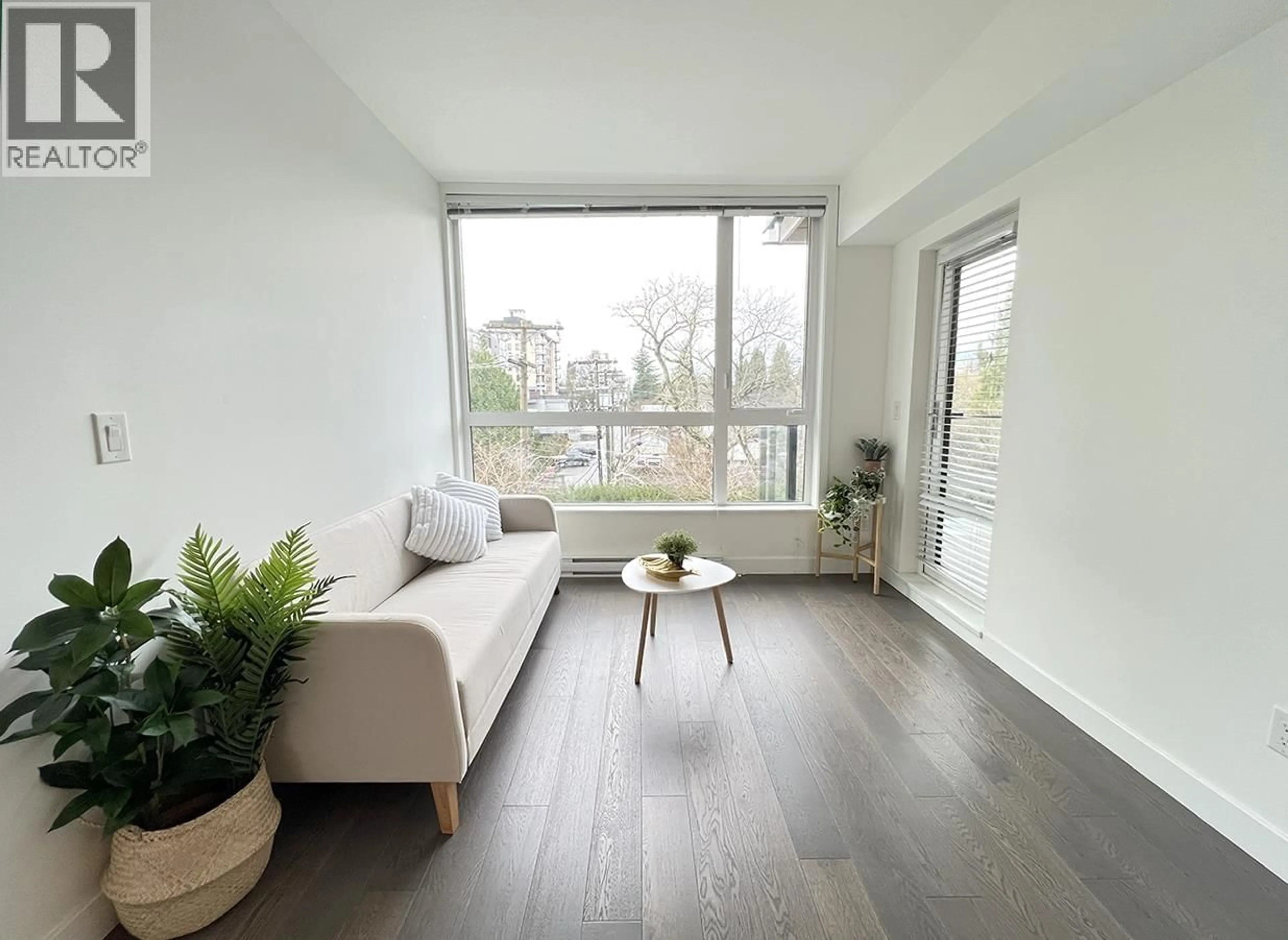 Living room with furniture, wood/laminate floor for 310 - 5325 WEST BOULEVARD, Vancouver British Columbia V6M3W4