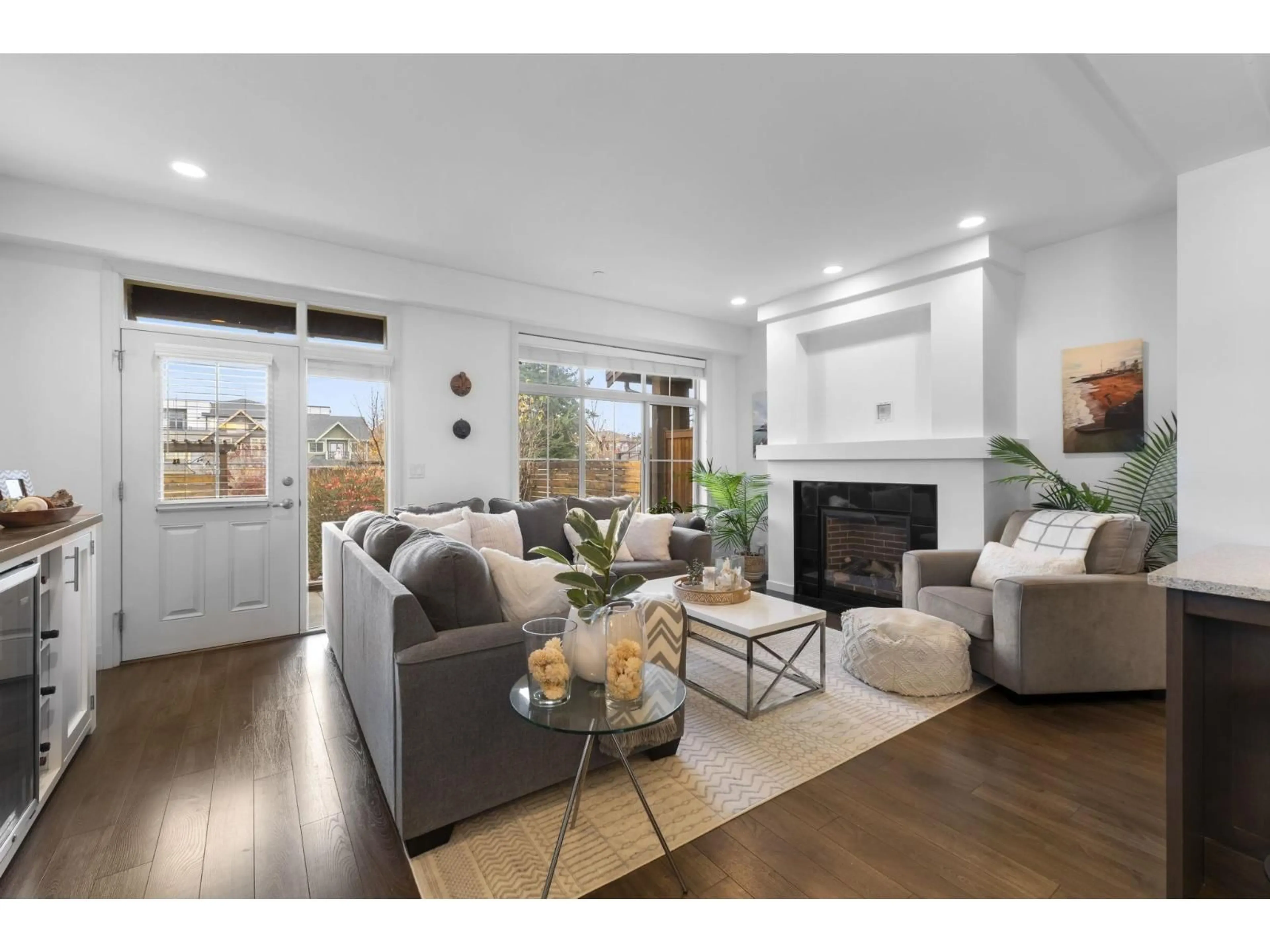 Living room with furniture, wood/laminate floor for 5505 CHINOOK STREET, Chilliwack British Columbia V2R0T3