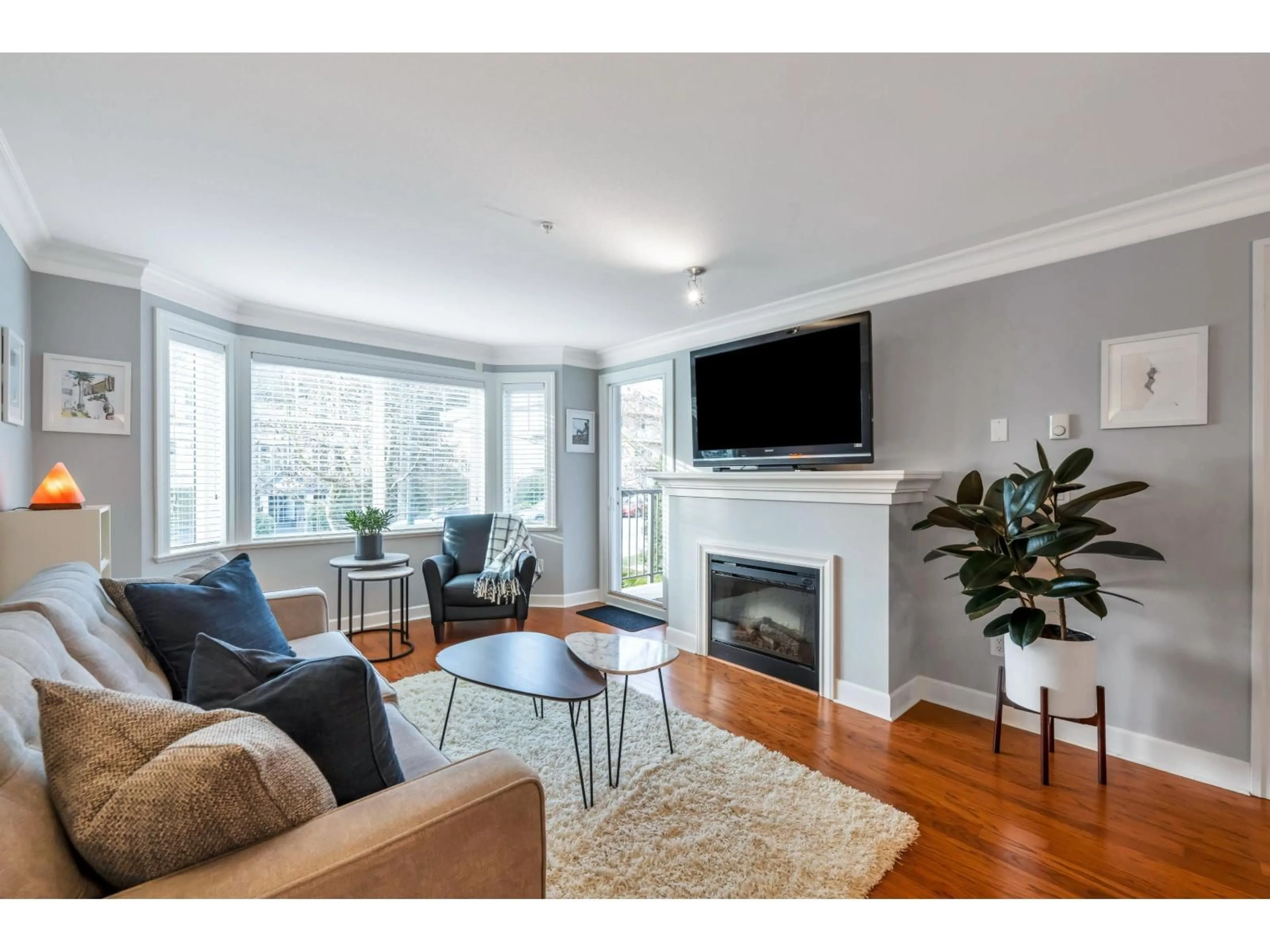 Living room with furniture, wood/laminate floor for 206 - 15357 ROPER AVENUE, White Rock British Columbia V4B2G2