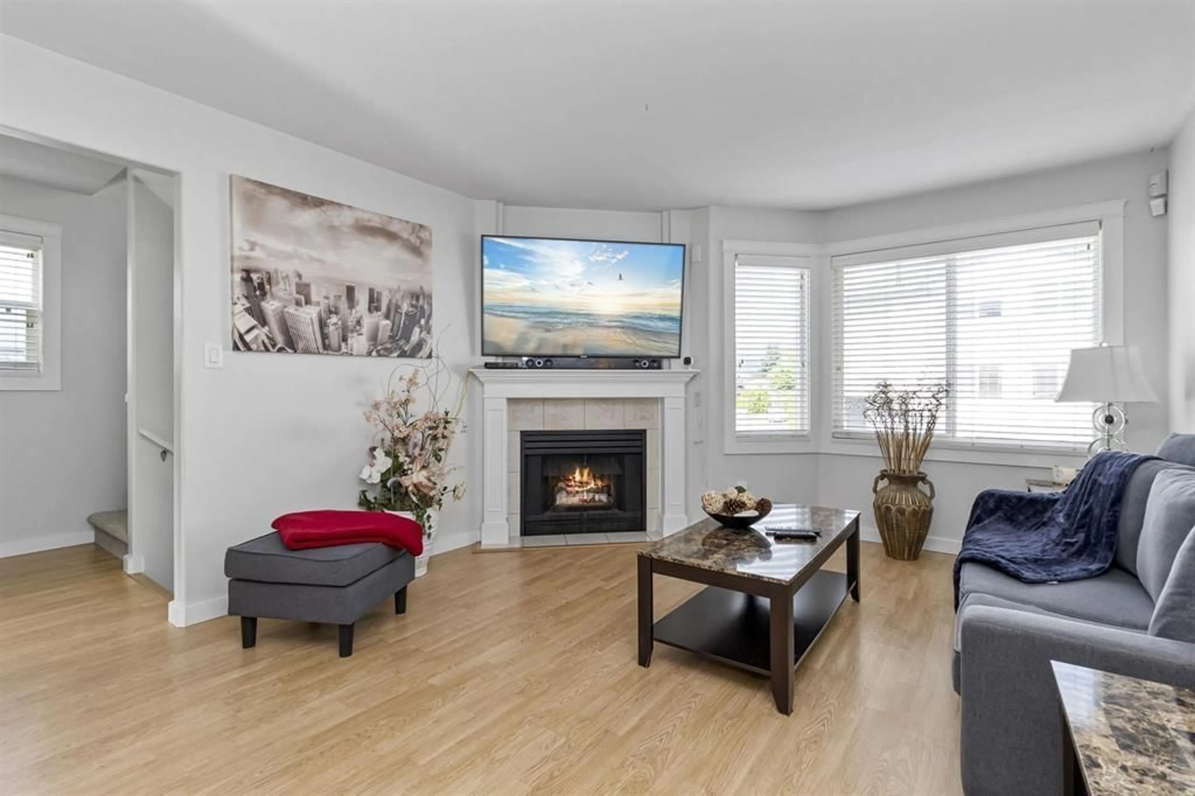 Living room with furniture, wood/laminate floor for 24 - 45296 WATSON ROAD, Chilliwack British Columbia V2R3J4