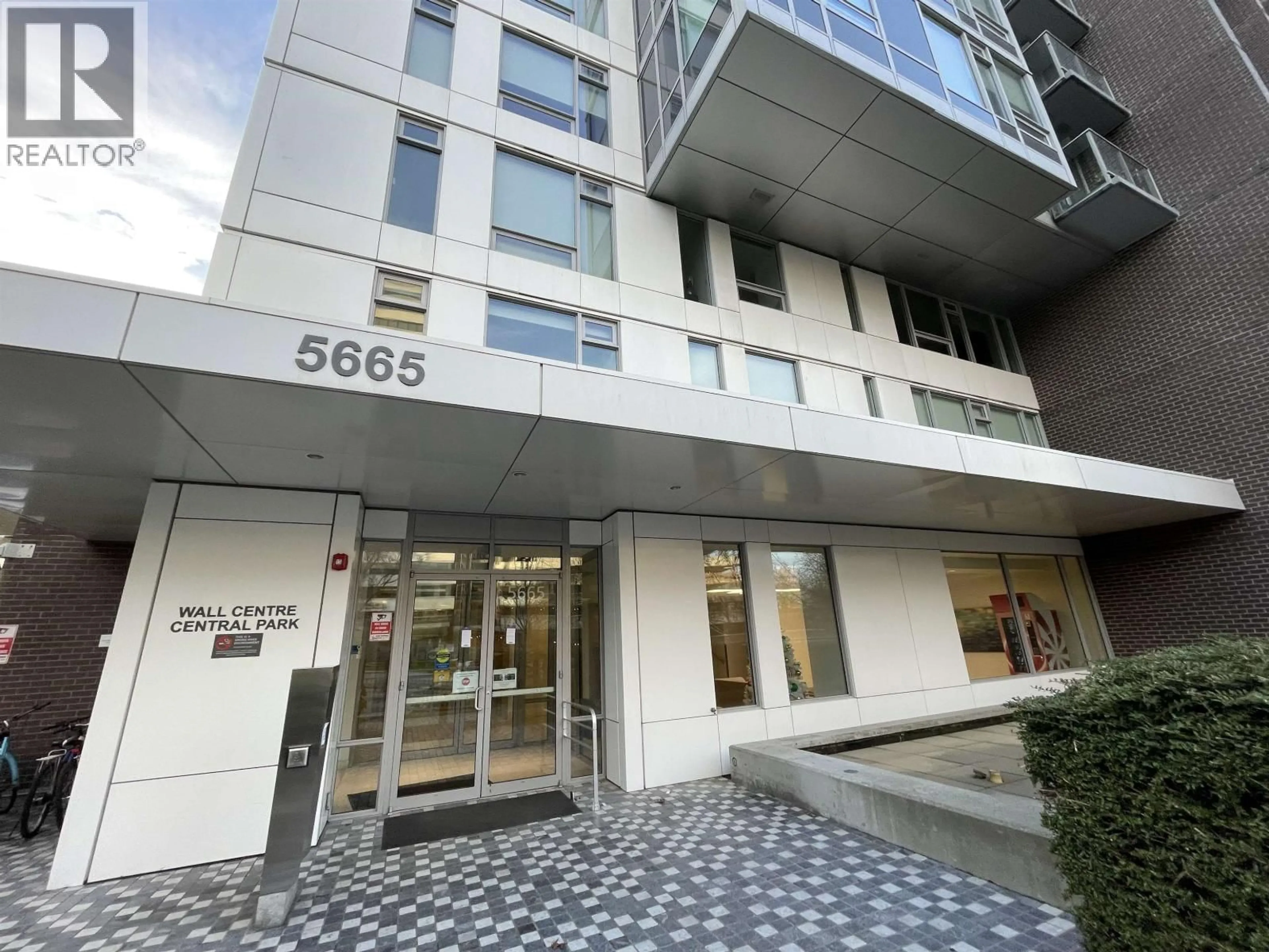 Indoor foyer for 818 - 5665 BOUNDARY ROAD, Vancouver British Columbia V5R0E4