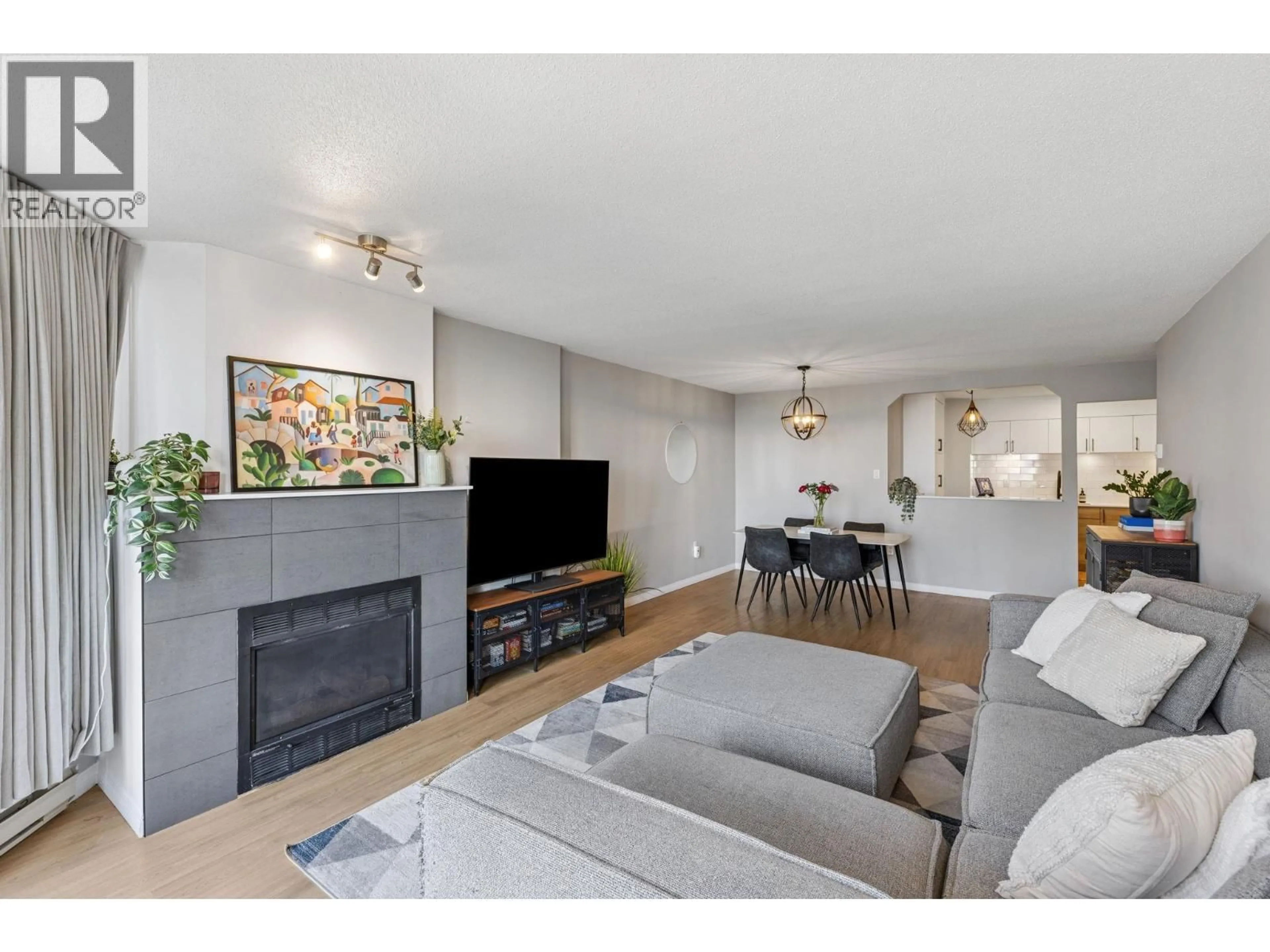 Living room with furniture, wood/laminate floor for 1102 - 1245 QUAYSIDE DRIVE, New Westminster British Columbia V3M6J6