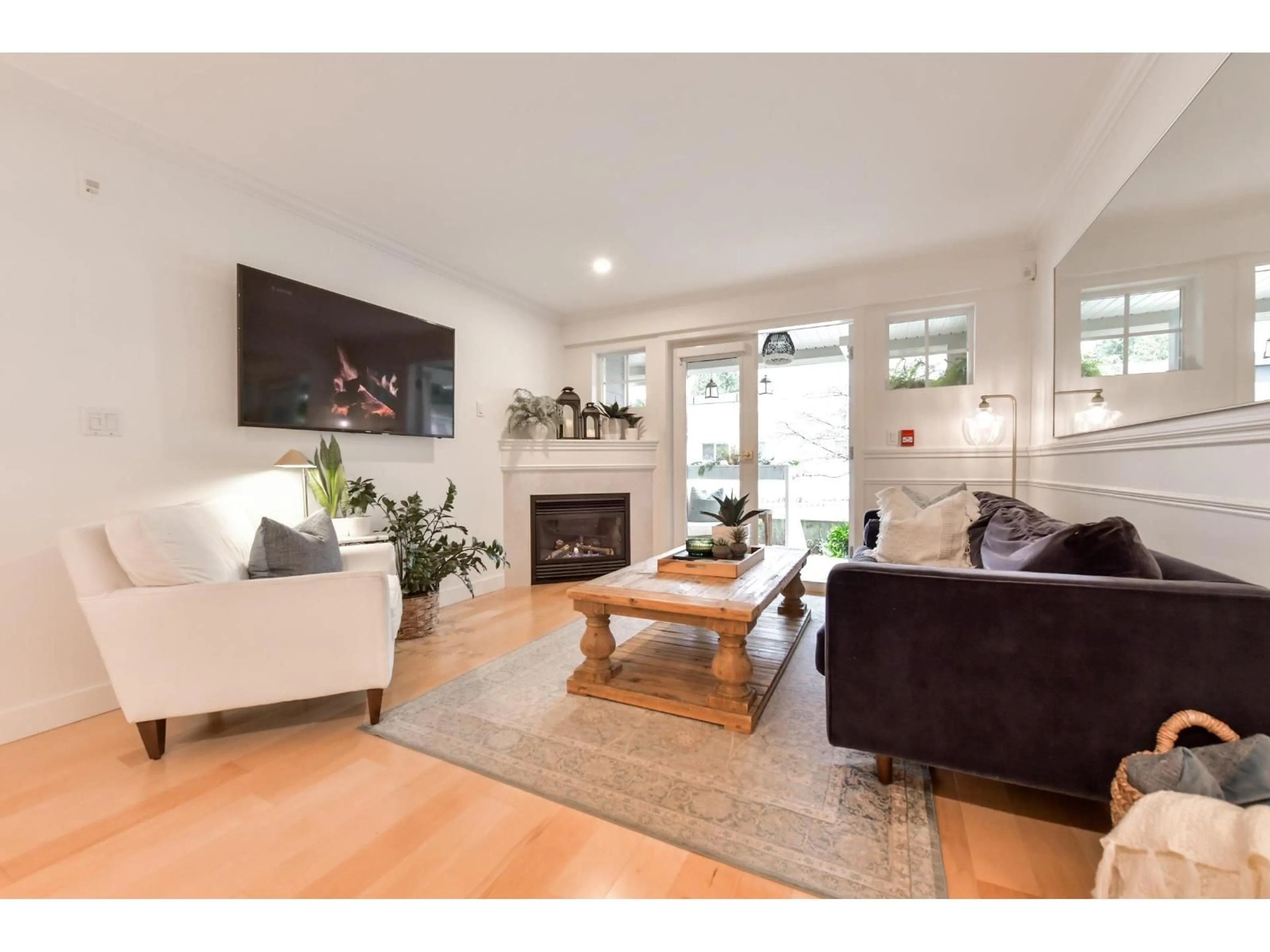 Living room with furniture, wood/laminate floor for 203 - 15621 MARINE DRIVE, White Rock British Columbia V4B1E1