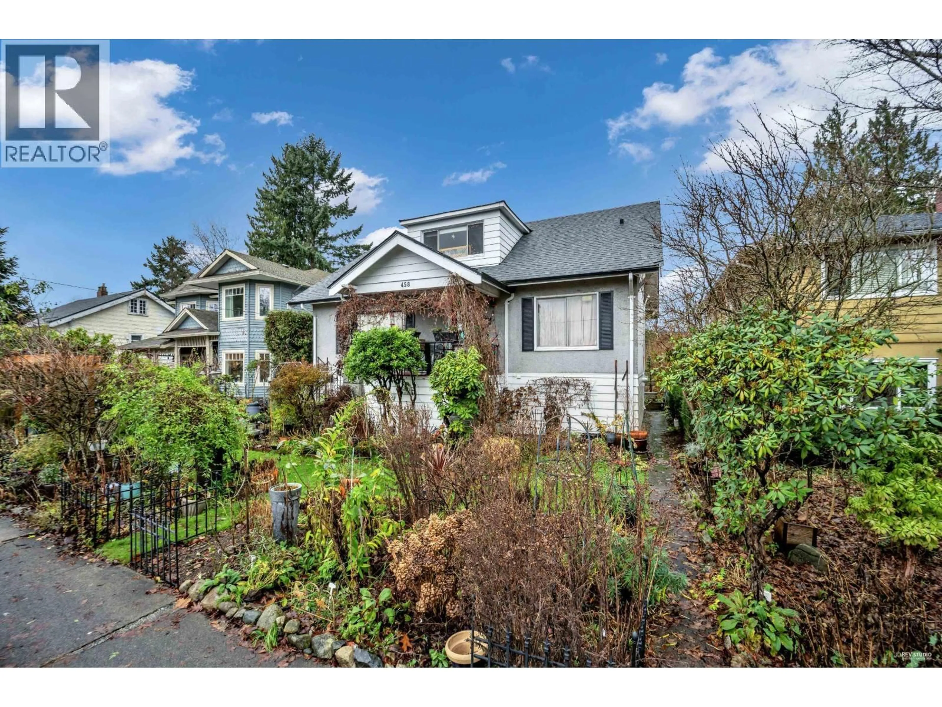 A pic from outside/outdoor area/front of a property/back of a property/a pic from drone, street for 458 9TH STREET, North Vancouver British Columbia V7L2B4