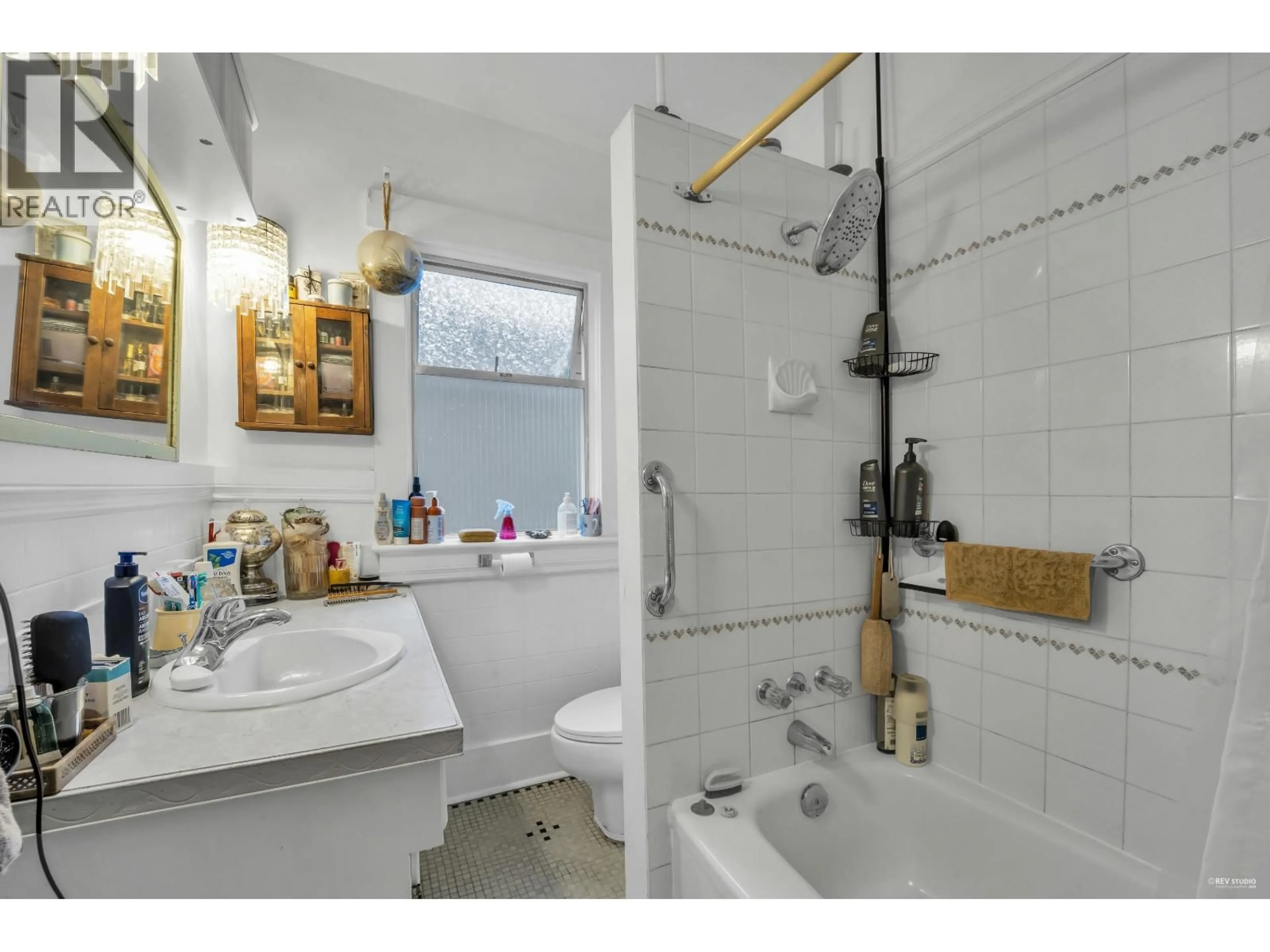 Standard bathroom, ceramic/tile floor for 458 9TH STREET, North Vancouver British Columbia V7L2B4