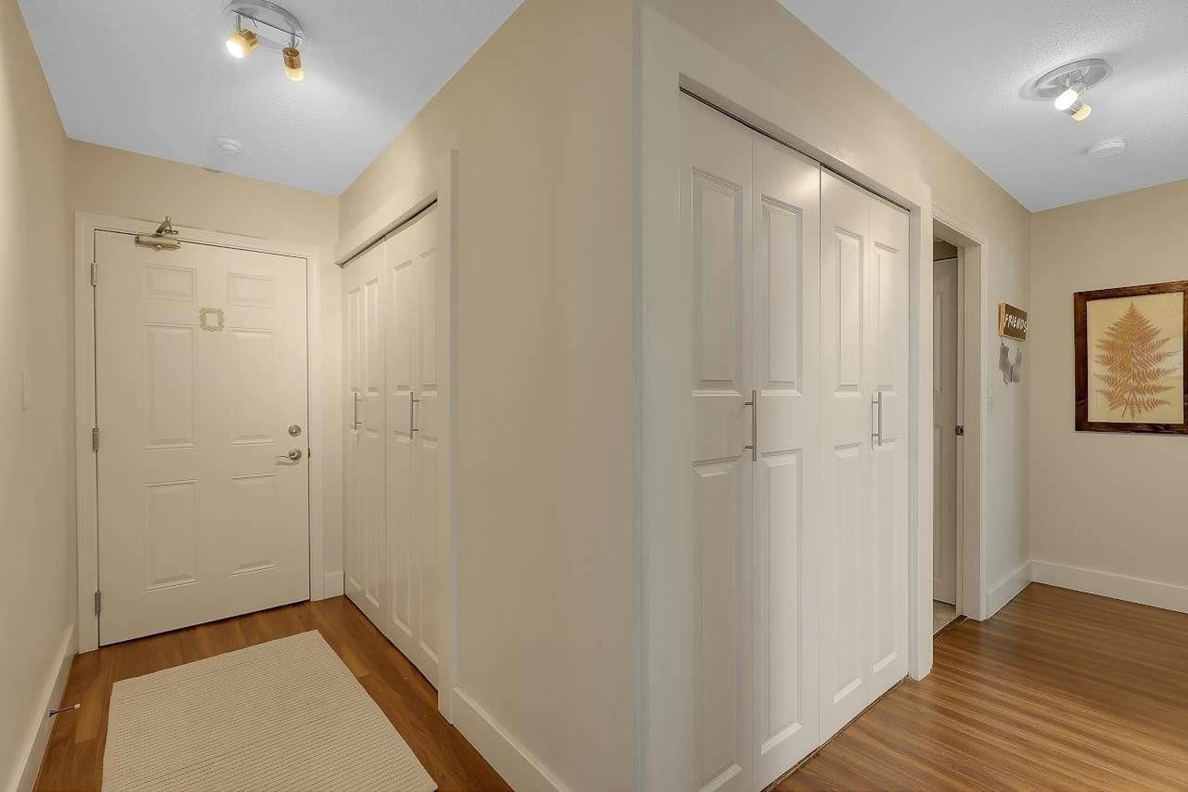 Indoor entryway for 202 - 1460 MARTIN STREET, White Rock British Columbia V4B3W7