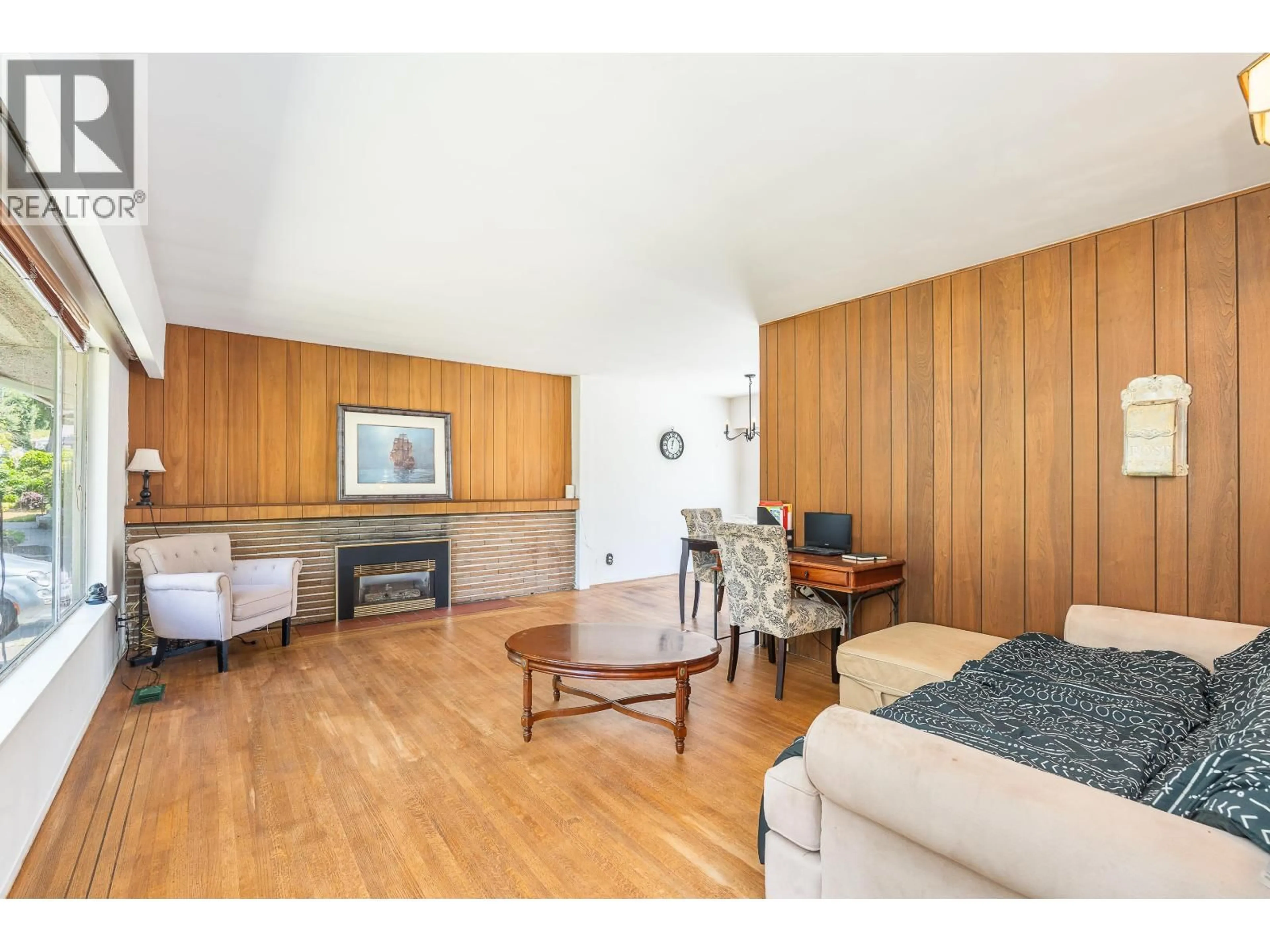 Living room with furniture, wood/laminate floor for 951 CANYON BOULEVARD, North Vancouver British Columbia V7R2J9