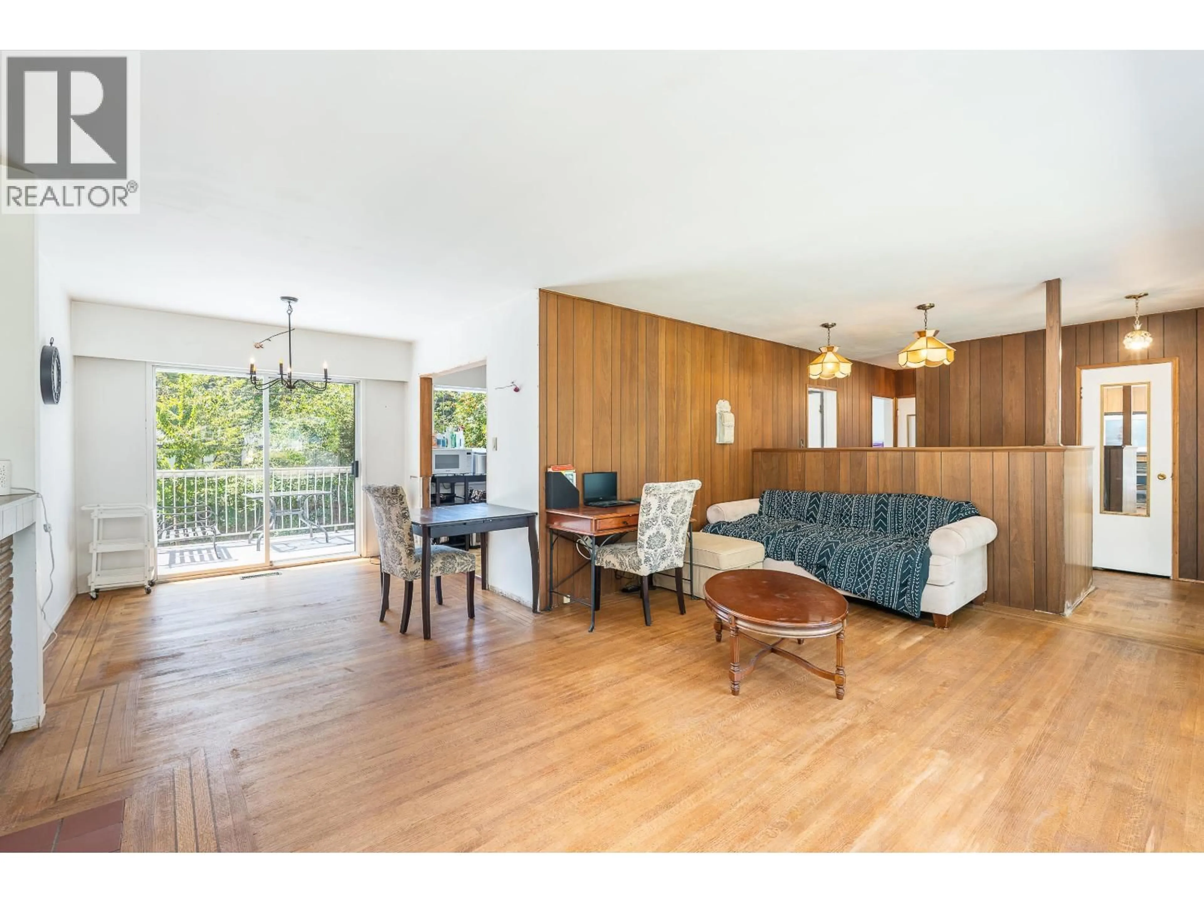 Living room with furniture, wood/laminate floor for 951 CANYON BOULEVARD, North Vancouver British Columbia V7R2J9