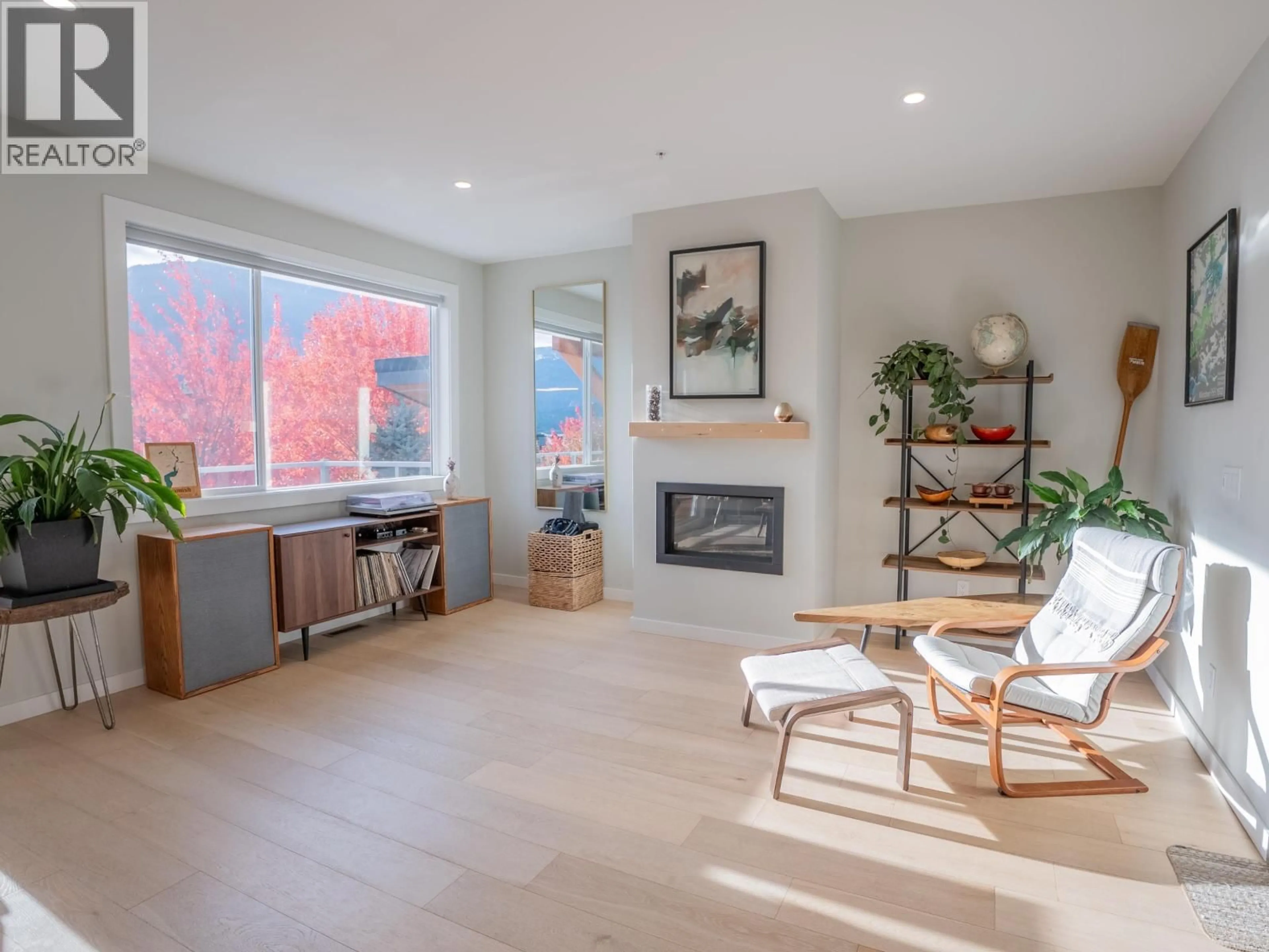 Living room with furniture, wood/laminate floor for 41294 HORIZON DRIVE, Squamish British Columbia V8B0Y7