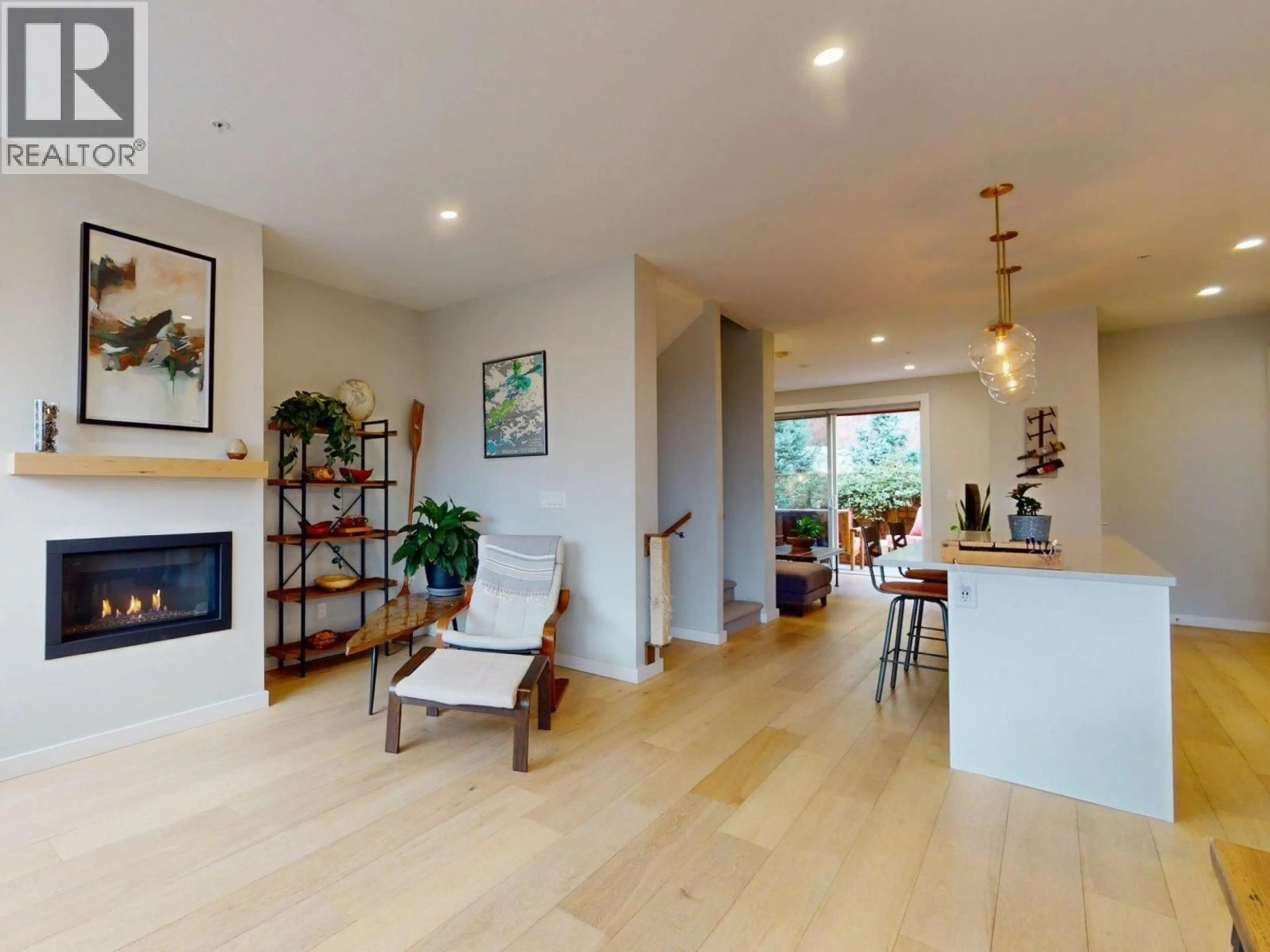 Living room with furniture, wood/laminate floor for 41294 HORIZON DRIVE, Squamish British Columbia V8B0Y7