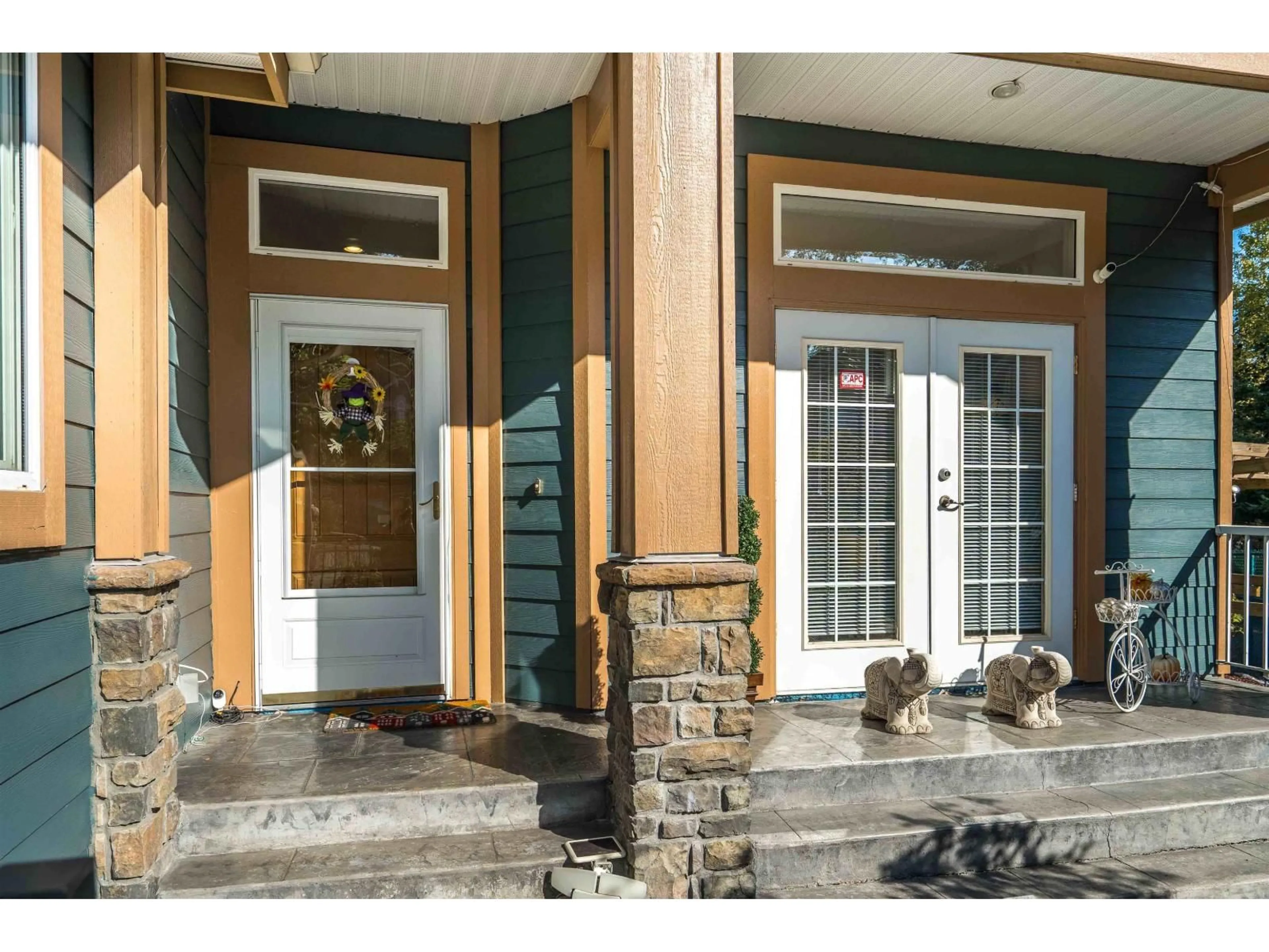 Indoor entryway for 11455 154A STREET, Surrey British Columbia V3R2V7