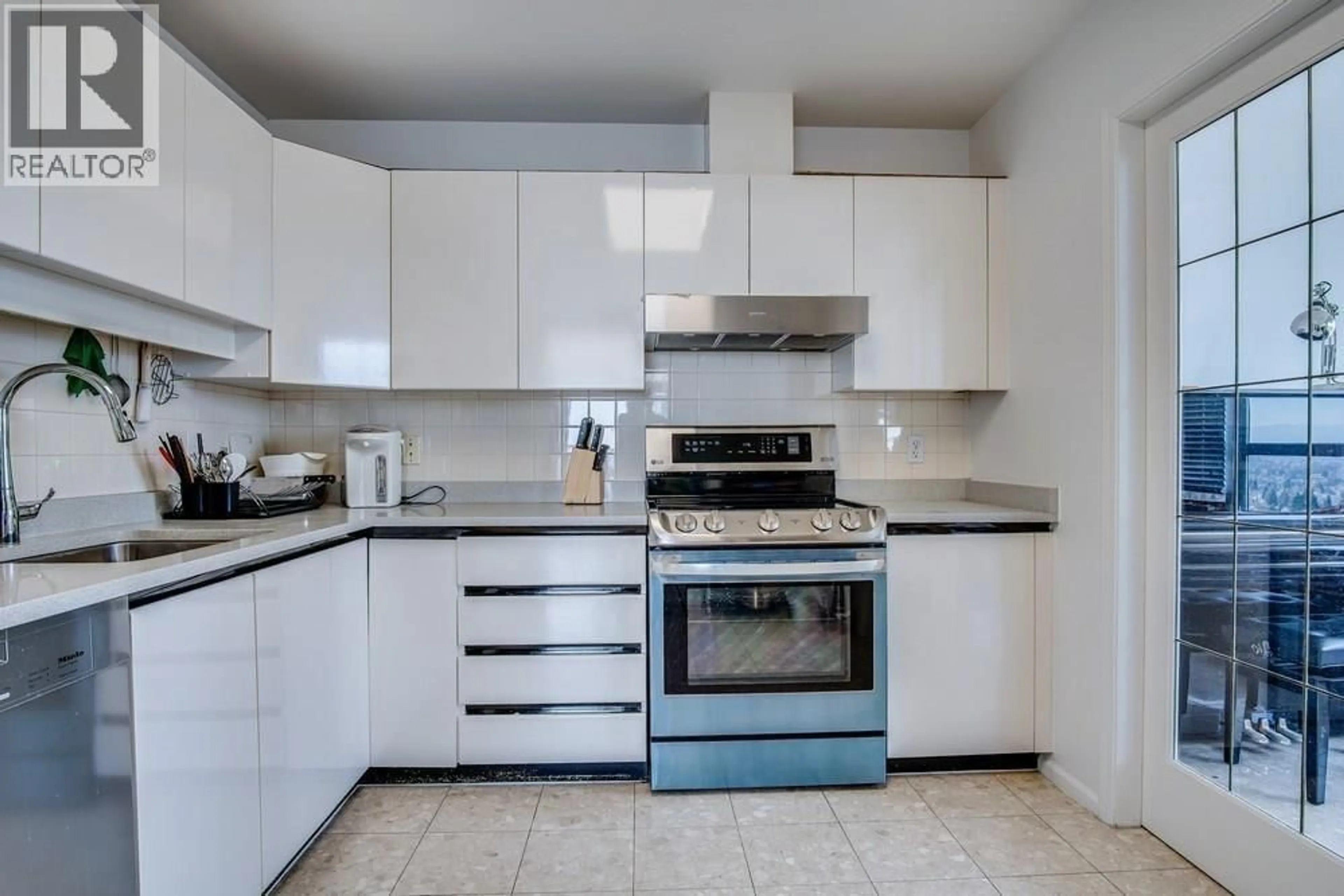 Standard kitchen, ceramic/tile floor for 2201 - 6521 BONSOR AVENUE, Burnaby British Columbia V5H4N3