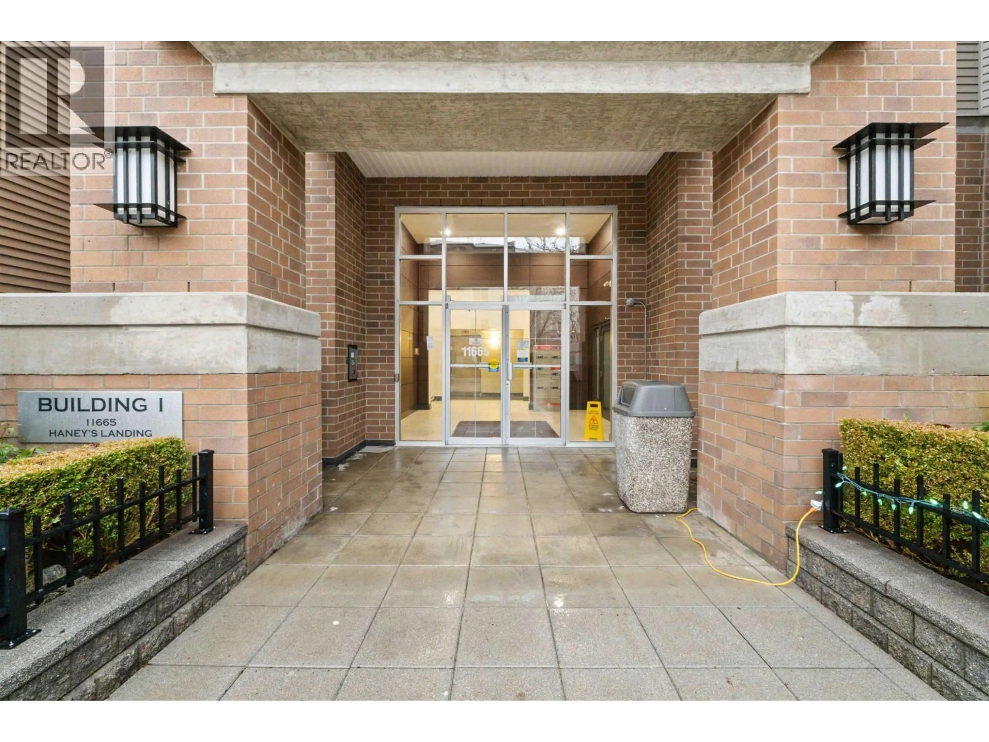Indoor foyer for 403 - 11665 HANEY, Maple Ridge British Columbia V2X8W9