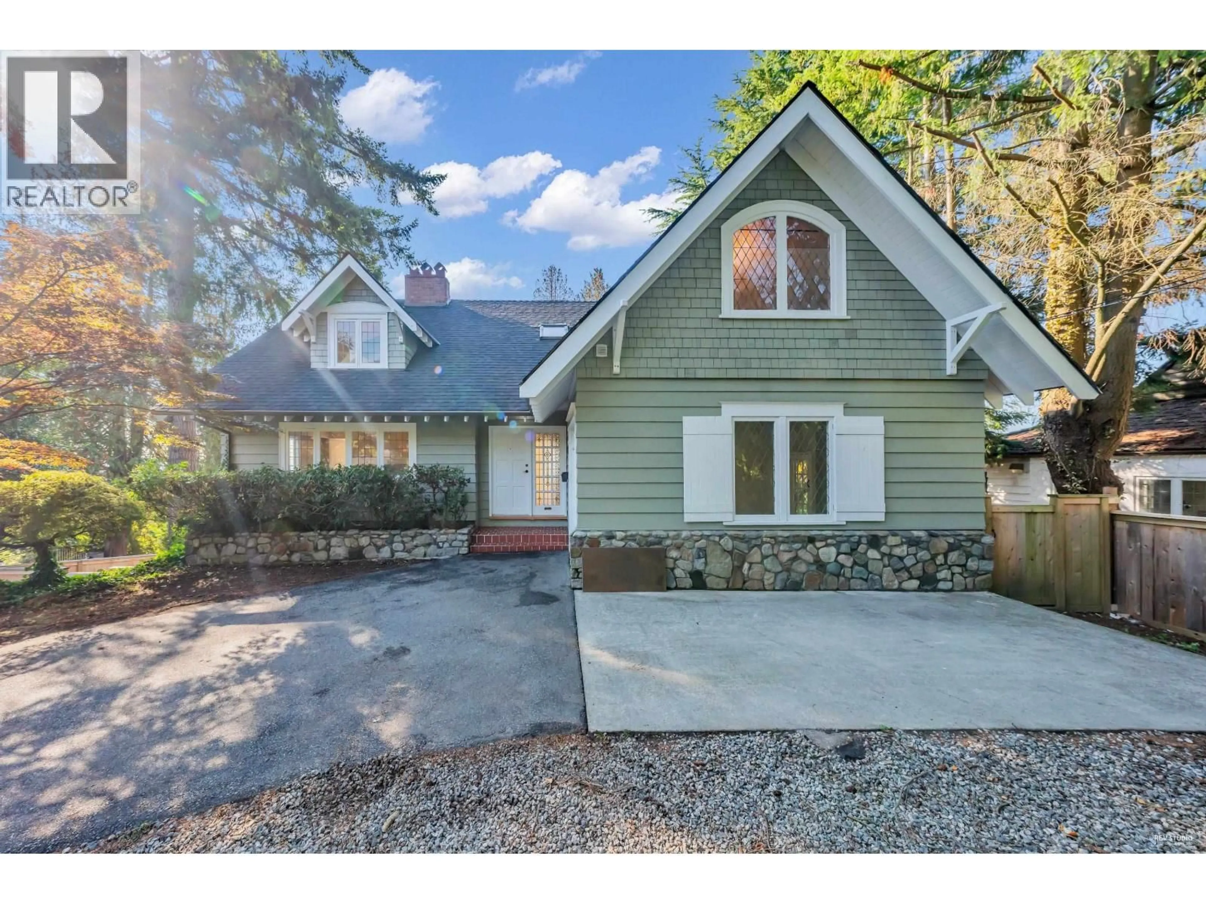 Home with vinyl exterior material, street for 2602 OTTAWA AVENUE, West Vancouver British Columbia V7V2T5