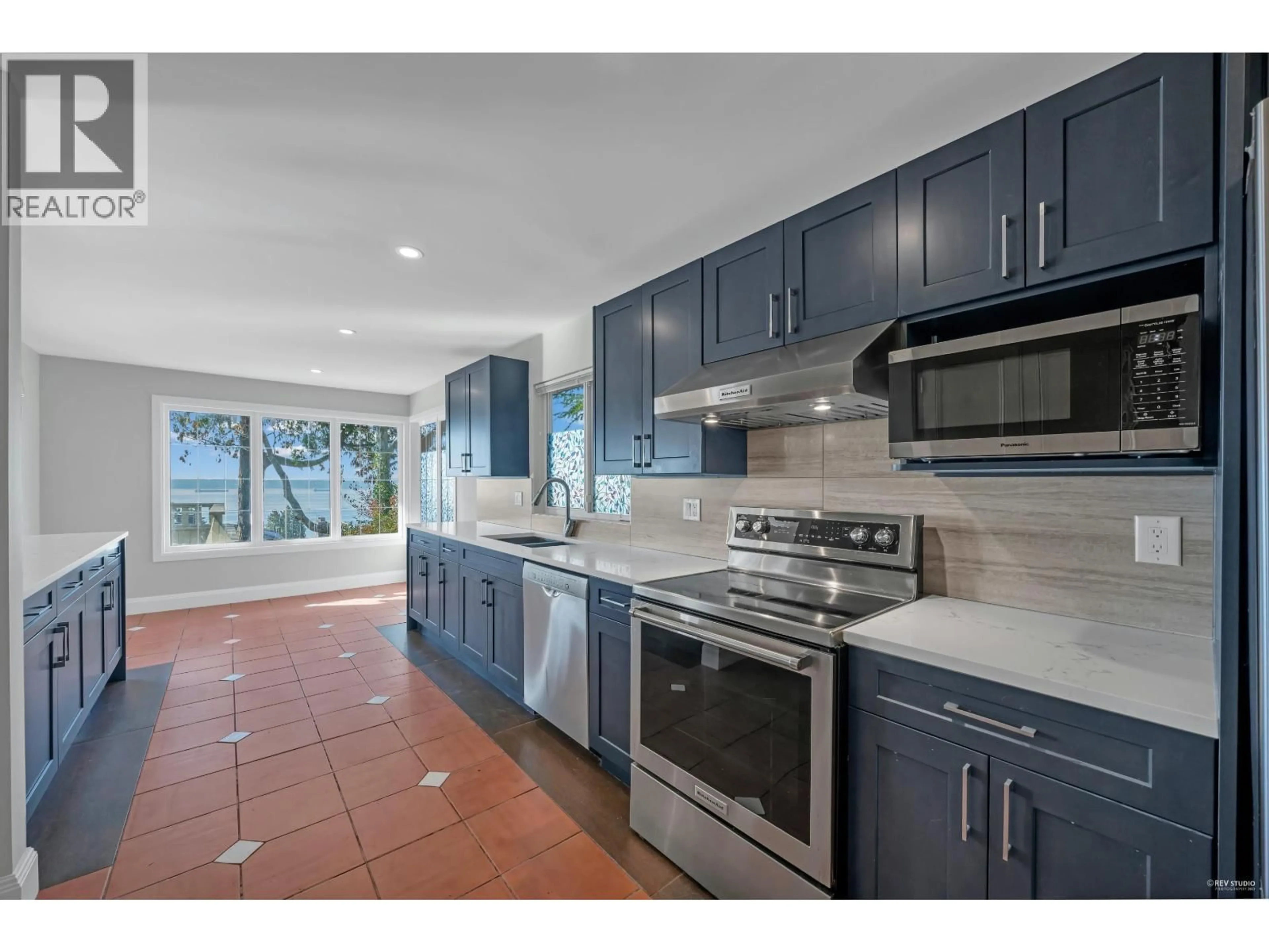 Open concept kitchen, ceramic/tile floor for 2602 OTTAWA AVENUE, West Vancouver British Columbia V7V2T5