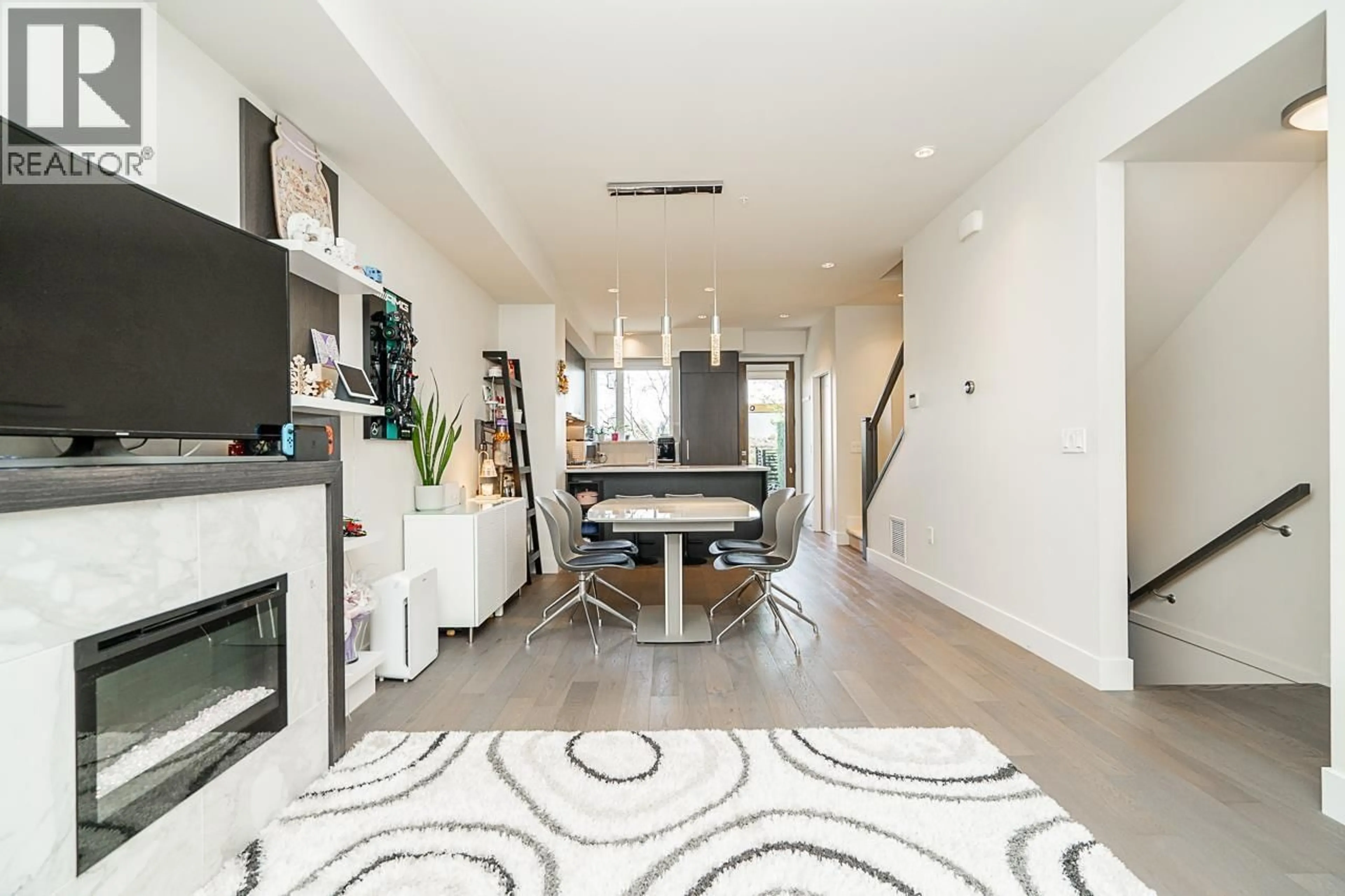 Unknown for 5518 OAK STREET, Vancouver British Columbia V6M2V6