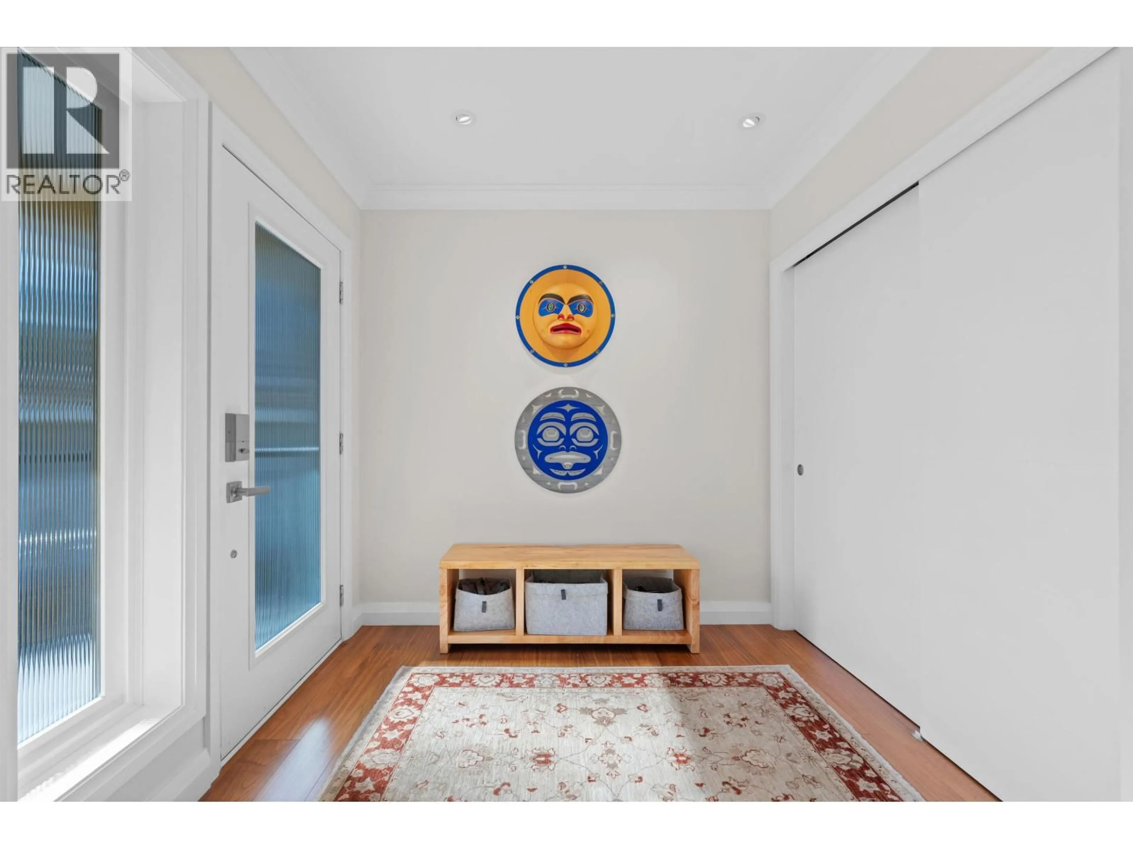 Indoor entryway for 412 2ND STREET, North Vancouver British Columbia V7L1C8