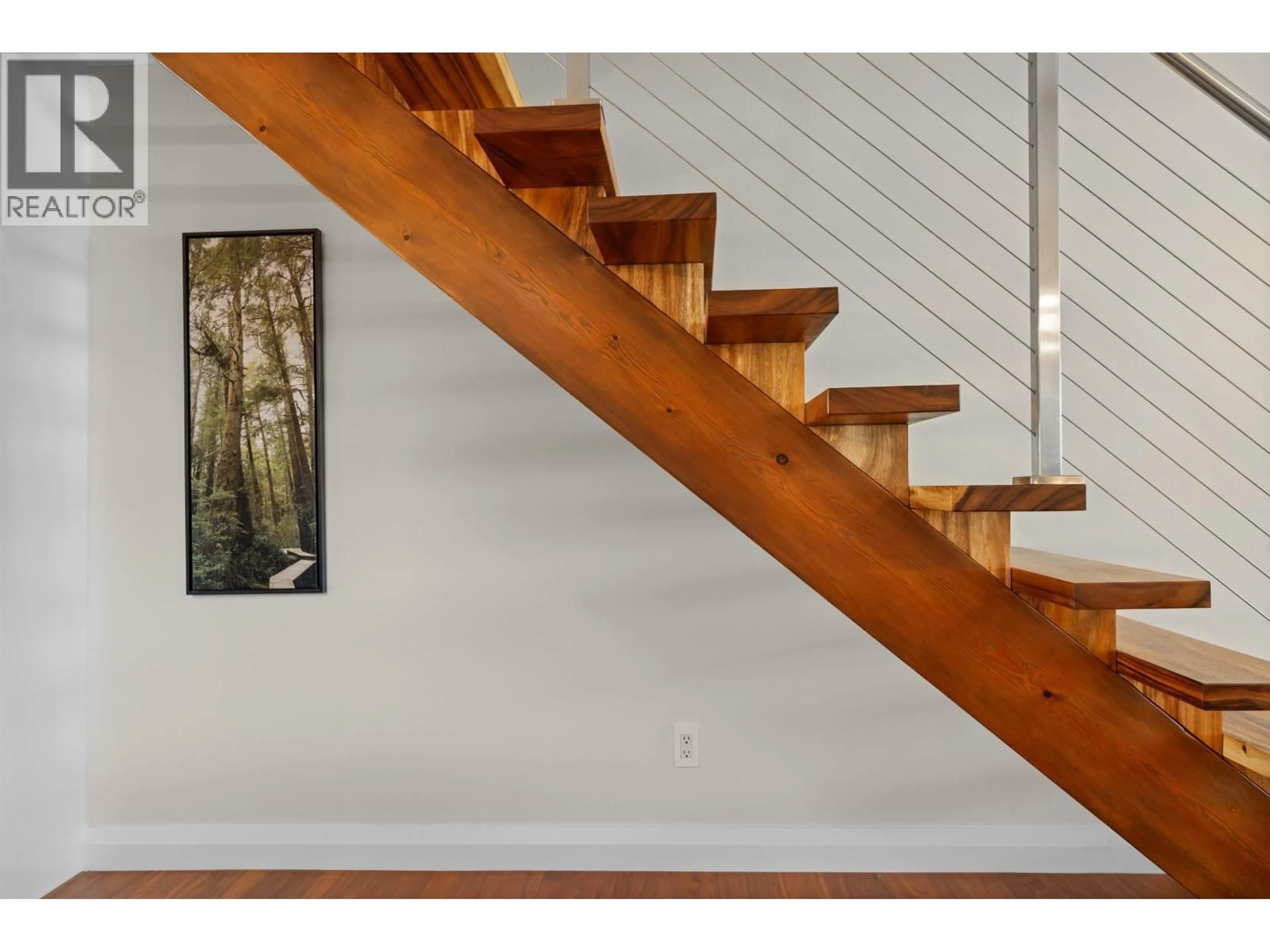 Stairs for 412 2ND STREET, North Vancouver British Columbia V7L1C8