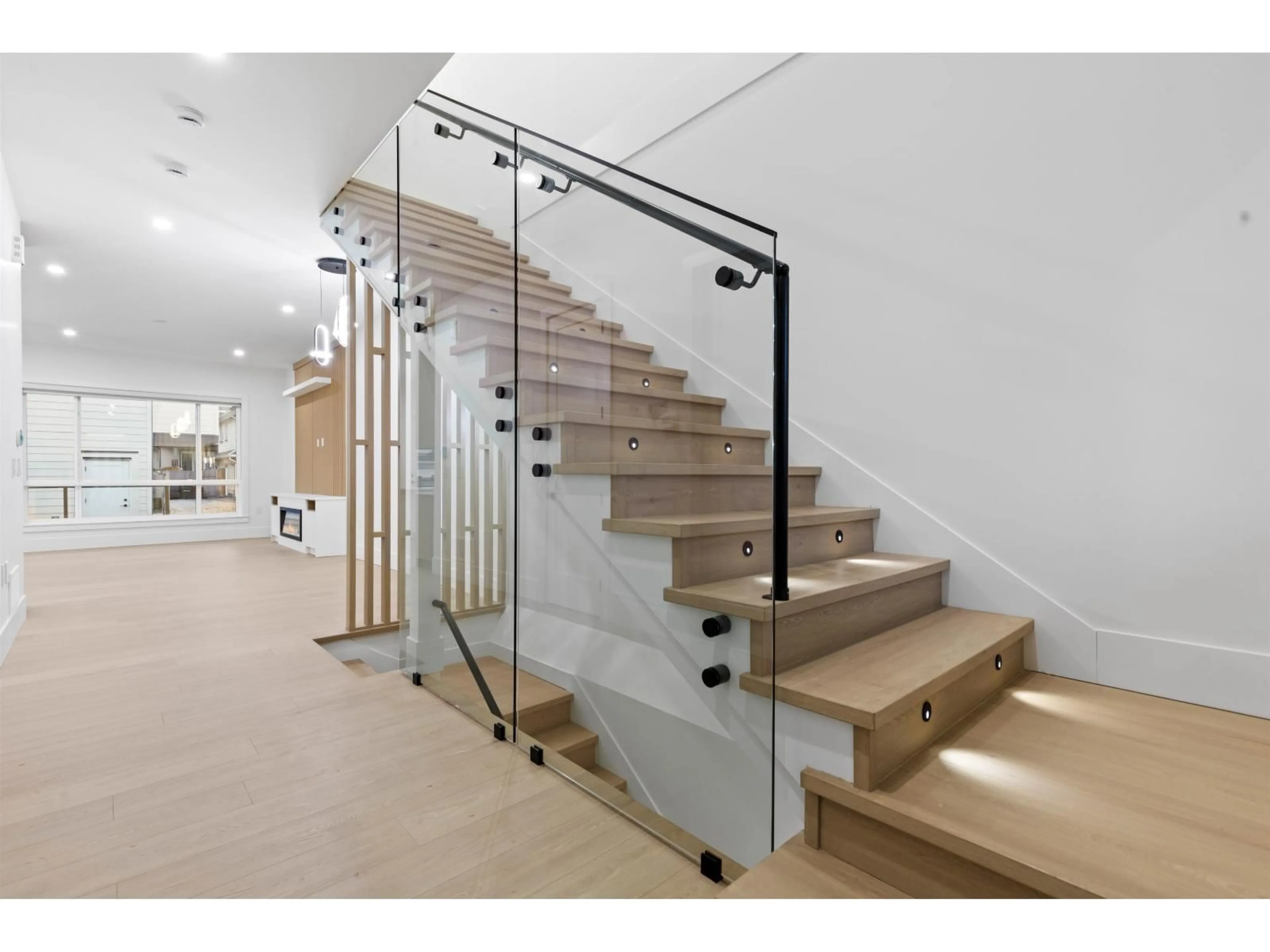 Stairs for 17144 1 AVENUE, Surrey British Columbia V3Z9R2