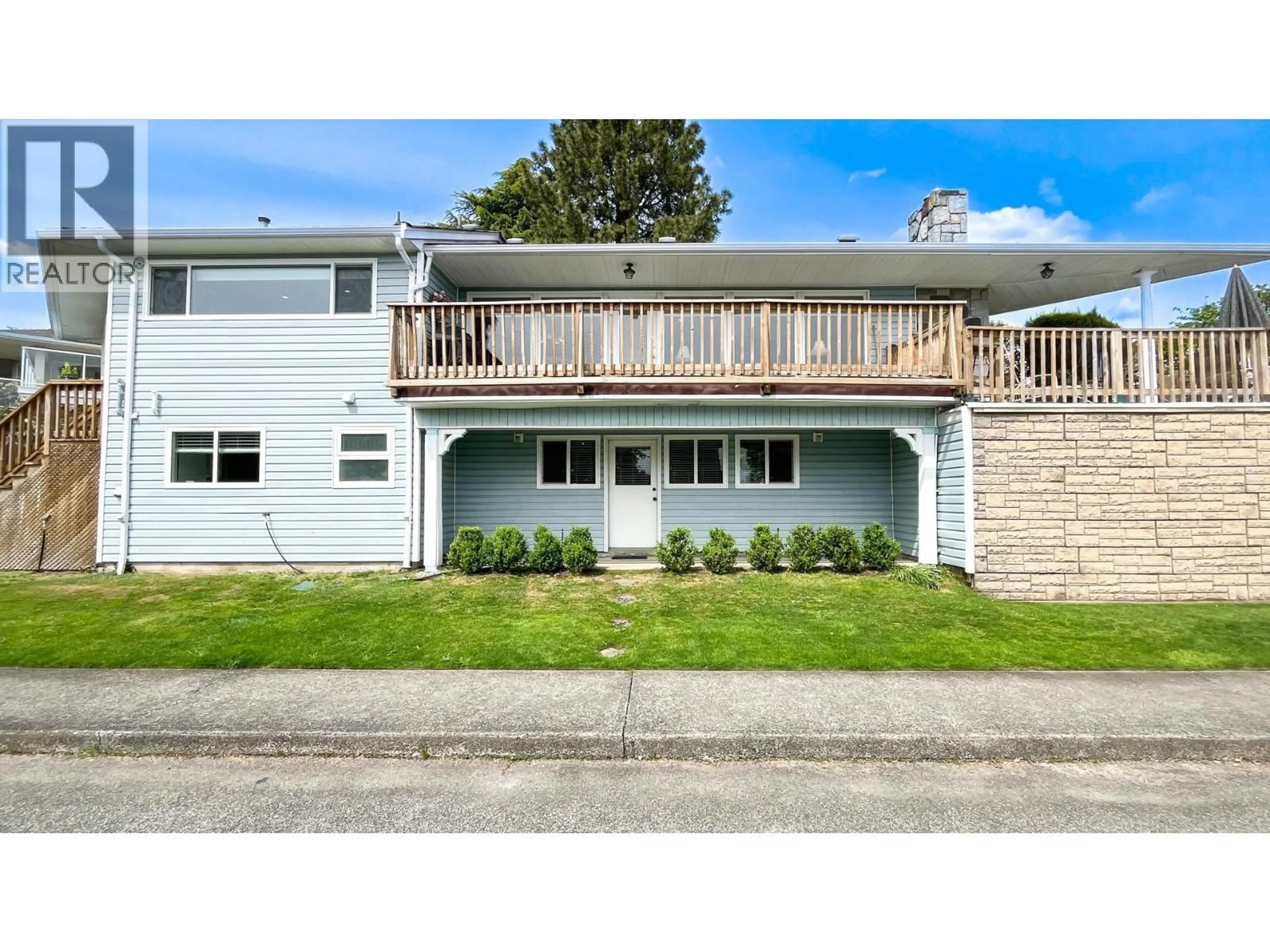 Home with vinyl exterior material, street for 812 YORK STREET, New Westminster British Columbia V3L4S4