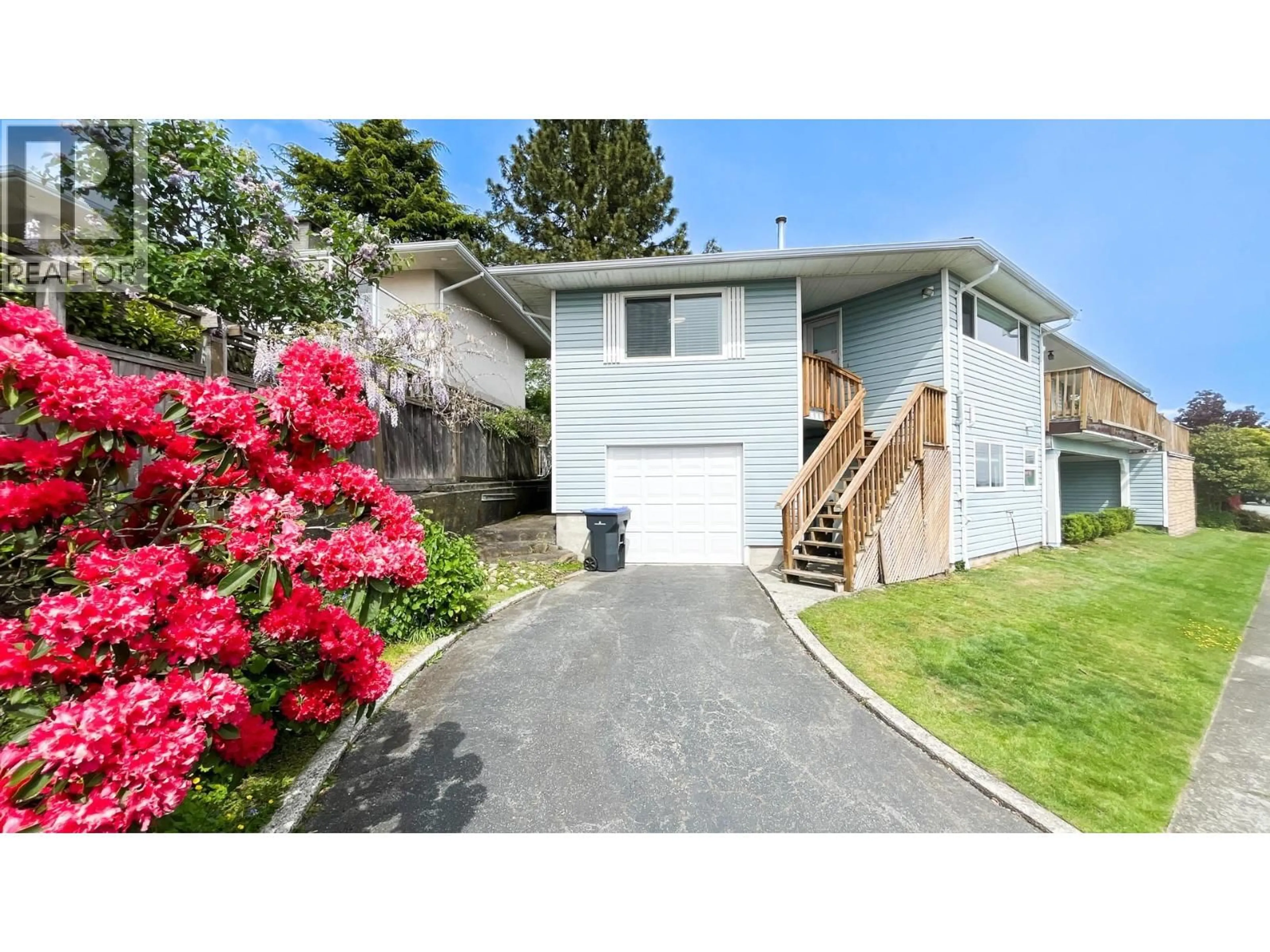 Home with vinyl exterior material, street for 812 YORK STREET, New Westminster British Columbia V3L4S4